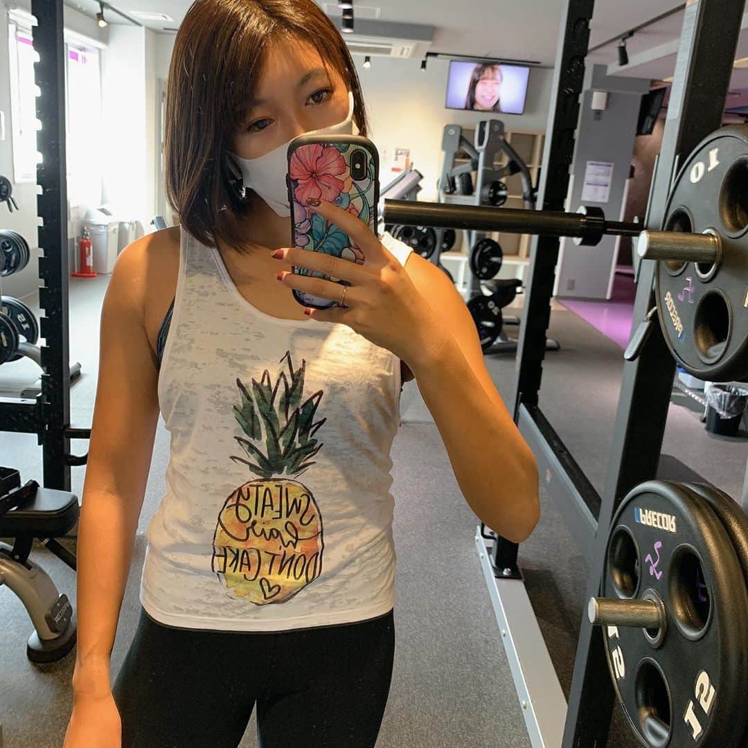 宮坂楓さんのインスタグラム写真 - (宮坂楓Instagram)「. 外は寒くなってきたけど 室内のトレーニングは汗だくになるからタンクトップが良き🥰 大好きパイナップルのウエアがお気に入り❤️ @maumapuのものだよ。 可愛いウエア着て、テンション上げてトレーニングするのが好き。 . 今日は試合前の調整ウエイトで クリーンとスクワットをしたよん🏋🏽‍♀️💕 #スポーツ#スポーツ女子 #スポーツコーデ #NIKE#ナイキ#triplejump #athlete#陸上#陸上競技#三段跳#トレーニングウエア#トレーニング#ウエア」10月22日 14時42分 - kaede_official_