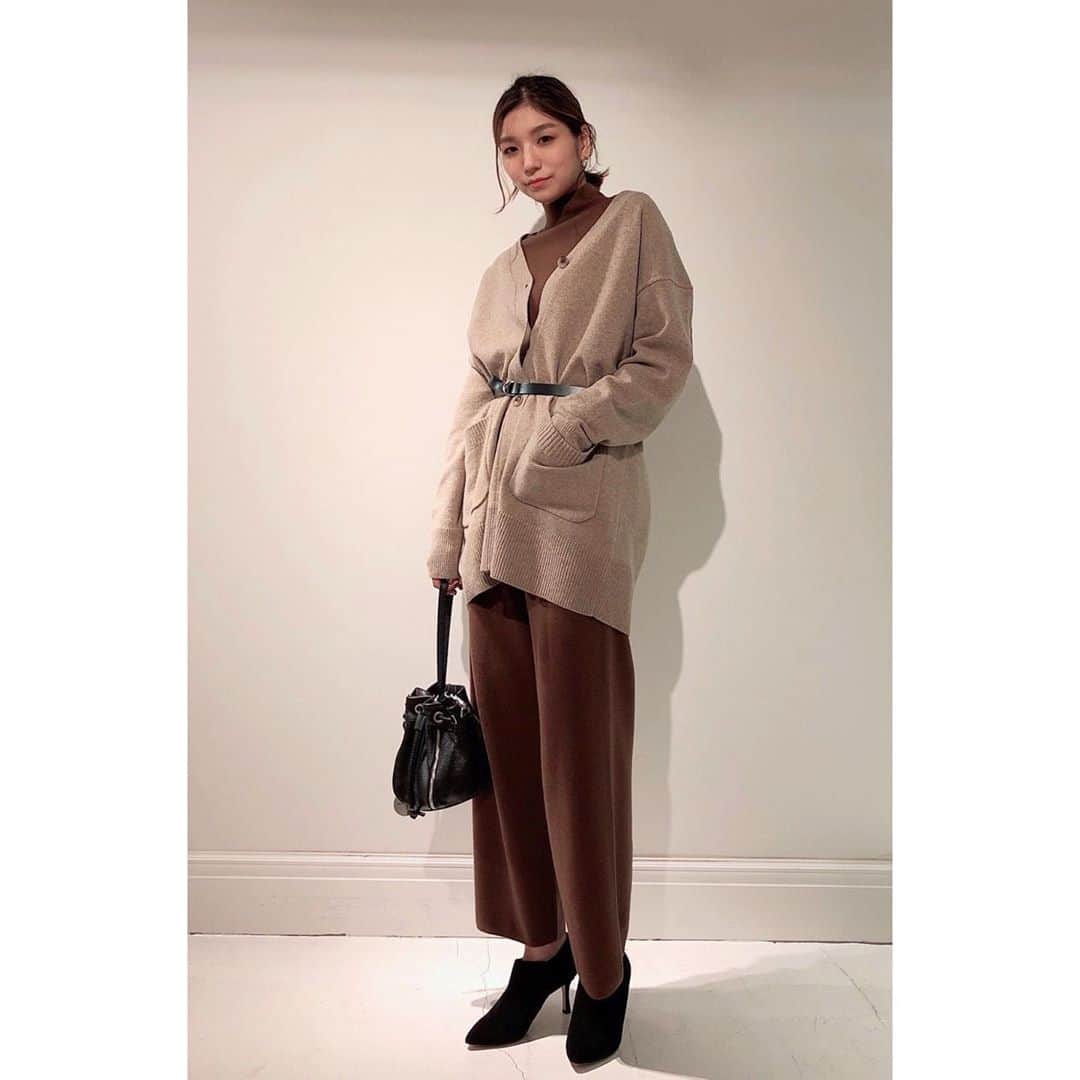 PLST（プラステ）さんのインスタグラム写真 - (PLST（プラステ）Instagram)「【スタッフ注目のおすすめアイテムをご紹介】﻿ “着回し力抜群！コーデの幅が広がる、ポンチョニットパンツセットアップ”﻿ 体が泳ぐゆったりシルエットのニットと、程よいゆとりとハリのあるパンツ。﻿ セットでも単品でも、今っぽく着回せる万能アイテムです！﻿ 着心地もコーデも楽に決まる「ニットセットアップ」でこの秋のおしゃれを楽しみませんか？﻿  ﻿ Shoko着用（162cm）﻿ Style1﻿ ◇ポンチョニットパンツセットアップ（ブラウン・Sサイズ）﻿ 120410007 ¥13,000+税﻿  ﻿ ◇メタルラリエットロングネックレス(シルバー)﻿ 120150010 ¥2,990+税﻿  ﻿ ◇【別注】Johnstonsストール(グリーン)﻿ 139460018 ¥33,000+税﻿  ﻿ ◇はたラクシューズフラットシューズ（シルバー）﻿ 120150303 ¥7,990+税﻿ ﻿ Style2﻿ ◇ポンチョニットパンツセットアップ（ブラウン・Sサイズ）﻿ 120410007 ¥13,000+税﻿  ﻿ ◇Vネックボーイフレンドカーディガン(オークル・Mサイズ)﻿ 120403052 ¥9,990+税﻿  ﻿ ◇フェイクレザーナローベルト(ブラック)﻿ 120350402 ¥3,990+税﻿  ﻿ ◇【限定】BEVINI 2WAYミニショルダーバッグ(ブラック)﻿ 130360000 ¥18,000+税﻿  ﻿ ◇【PLST限定】CORSO ROMA 9 ブーティー(ブラック)﻿ 130360011 ¥19,000+税﻿ ﻿ Style3﻿ ◇ポンチョニットパンツセットアップ（ブラウン・Sサイズ）﻿ 120410007 ¥13,000+税﻿ ※トップスのみ着用﻿  ﻿ ◇ウォームリザーブスティックパンツ(ホワイト・Sサイズ)﻿ 120406057 ¥8,990+税﻿  ﻿ ◇アニマルフェイクレザーロングネックレス(ブラウン)﻿ 120350015 ¥2,990+税﻿  ﻿ ◇【PLST限定】AGATA&NOVIA バケツ型バッグ(小)(キャメル)﻿ 130360004 ¥19,000+税﻿  ﻿ ◇ 【PLST限定】CORSO ROMA 9 ブーティー(ブラック)﻿ 130360011 ¥19,000+税﻿ ﻿ ﻿ ※全て通常販売価格になります。﻿  ﻿  ﻿ #PLST#プラステ#プラステ新宿#旗艦店#セットアップ#ニットセットアップ#ニットポンチョ#パンツ#着回しコーデ﻿」10月22日 14時52分 - plst_official