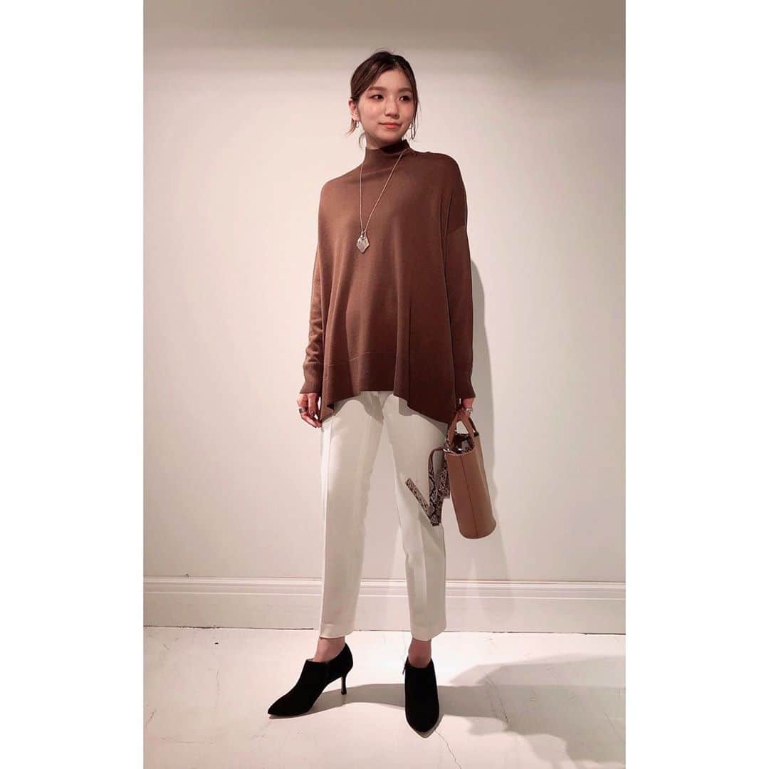 PLST（プラステ）さんのインスタグラム写真 - (PLST（プラステ）Instagram)「【スタッフ注目のおすすめアイテムをご紹介】﻿ “着回し力抜群！コーデの幅が広がる、ポンチョニットパンツセットアップ”﻿ 体が泳ぐゆったりシルエットのニットと、程よいゆとりとハリのあるパンツ。﻿ セットでも単品でも、今っぽく着回せる万能アイテムです！﻿ 着心地もコーデも楽に決まる「ニットセットアップ」でこの秋のおしゃれを楽しみませんか？﻿  ﻿ Shoko着用（162cm）﻿ Style1﻿ ◇ポンチョニットパンツセットアップ（ブラウン・Sサイズ）﻿ 120410007 ¥13,000+税﻿  ﻿ ◇メタルラリエットロングネックレス(シルバー)﻿ 120150010 ¥2,990+税﻿  ﻿ ◇【別注】Johnstonsストール(グリーン)﻿ 139460018 ¥33,000+税﻿  ﻿ ◇はたラクシューズフラットシューズ（シルバー）﻿ 120150303 ¥7,990+税﻿ ﻿ Style2﻿ ◇ポンチョニットパンツセットアップ（ブラウン・Sサイズ）﻿ 120410007 ¥13,000+税﻿  ﻿ ◇Vネックボーイフレンドカーディガン(オークル・Mサイズ)﻿ 120403052 ¥9,990+税﻿  ﻿ ◇フェイクレザーナローベルト(ブラック)﻿ 120350402 ¥3,990+税﻿  ﻿ ◇【限定】BEVINI 2WAYミニショルダーバッグ(ブラック)﻿ 130360000 ¥18,000+税﻿  ﻿ ◇【PLST限定】CORSO ROMA 9 ブーティー(ブラック)﻿ 130360011 ¥19,000+税﻿ ﻿ Style3﻿ ◇ポンチョニットパンツセットアップ（ブラウン・Sサイズ）﻿ 120410007 ¥13,000+税﻿ ※トップスのみ着用﻿  ﻿ ◇ウォームリザーブスティックパンツ(ホワイト・Sサイズ)﻿ 120406057 ¥8,990+税﻿  ﻿ ◇アニマルフェイクレザーロングネックレス(ブラウン)﻿ 120350015 ¥2,990+税﻿  ﻿ ◇【PLST限定】AGATA&NOVIA バケツ型バッグ(小)(キャメル)﻿ 130360004 ¥19,000+税﻿  ﻿ ◇ 【PLST限定】CORSO ROMA 9 ブーティー(ブラック)﻿ 130360011 ¥19,000+税﻿ ﻿ ﻿ ※全て通常販売価格になります。﻿  ﻿  ﻿ #PLST#プラステ#プラステ新宿#旗艦店#セットアップ#ニットセットアップ#ニットポンチョ#パンツ#着回しコーデ﻿」10月22日 14時52分 - plst_official