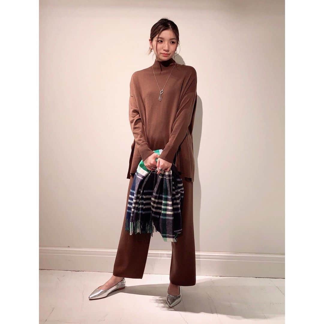 PLST（プラステ）さんのインスタグラム写真 - (PLST（プラステ）Instagram)「【スタッフ注目のおすすめアイテムをご紹介】﻿ “着回し力抜群！コーデの幅が広がる、ポンチョニットパンツセットアップ”﻿ 体が泳ぐゆったりシルエットのニットと、程よいゆとりとハリのあるパンツ。﻿ セットでも単品でも、今っぽく着回せる万能アイテムです！﻿ 着心地もコーデも楽に決まる「ニットセットアップ」でこの秋のおしゃれを楽しみませんか？﻿  ﻿ Shoko着用（162cm）﻿ Style1﻿ ◇ポンチョニットパンツセットアップ（ブラウン・Sサイズ）﻿ 120410007 ¥13,000+税﻿  ﻿ ◇メタルラリエットロングネックレス(シルバー)﻿ 120150010 ¥2,990+税﻿  ﻿ ◇【別注】Johnstonsストール(グリーン)﻿ 139460018 ¥33,000+税﻿  ﻿ ◇はたラクシューズフラットシューズ（シルバー）﻿ 120150303 ¥7,990+税﻿ ﻿ Style2﻿ ◇ポンチョニットパンツセットアップ（ブラウン・Sサイズ）﻿ 120410007 ¥13,000+税﻿  ﻿ ◇Vネックボーイフレンドカーディガン(オークル・Mサイズ)﻿ 120403052 ¥9,990+税﻿  ﻿ ◇フェイクレザーナローベルト(ブラック)﻿ 120350402 ¥3,990+税﻿  ﻿ ◇【限定】BEVINI 2WAYミニショルダーバッグ(ブラック)﻿ 130360000 ¥18,000+税﻿  ﻿ ◇【PLST限定】CORSO ROMA 9 ブーティー(ブラック)﻿ 130360011 ¥19,000+税﻿ ﻿ Style3﻿ ◇ポンチョニットパンツセットアップ（ブラウン・Sサイズ）﻿ 120410007 ¥13,000+税﻿ ※トップスのみ着用﻿  ﻿ ◇ウォームリザーブスティックパンツ(ホワイト・Sサイズ)﻿ 120406057 ¥8,990+税﻿  ﻿ ◇アニマルフェイクレザーロングネックレス(ブラウン)﻿ 120350015 ¥2,990+税﻿  ﻿ ◇【PLST限定】AGATA&NOVIA バケツ型バッグ(小)(キャメル)﻿ 130360004 ¥19,000+税﻿  ﻿ ◇ 【PLST限定】CORSO ROMA 9 ブーティー(ブラック)﻿ 130360011 ¥19,000+税﻿ ﻿ ﻿ ※全て通常販売価格になります。﻿  ﻿  ﻿ #PLST#プラステ#プラステ新宿#旗艦店#セットアップ#ニットセットアップ#ニットポンチョ#パンツ#着回しコーデ﻿」10月22日 14時52分 - plst_official
