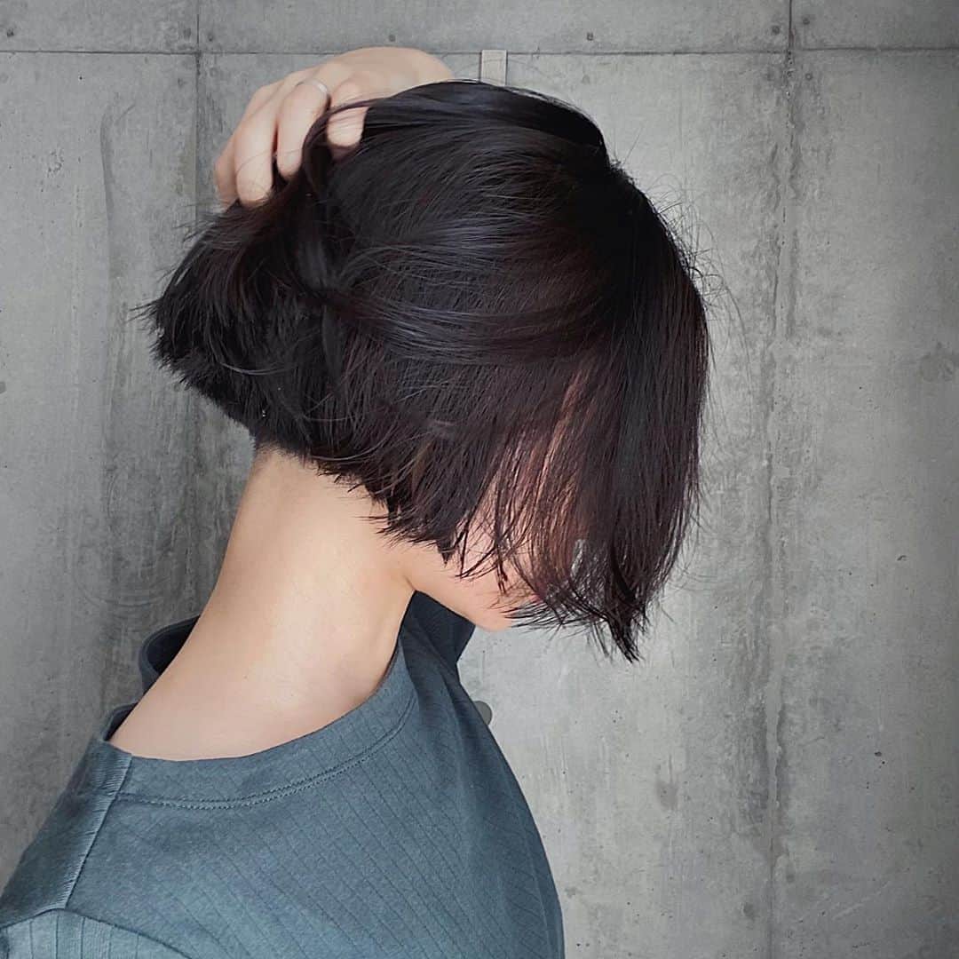斎藤有沙さんのインスタグラム写真 - (斎藤有沙Instagram)「ゼラニウムとラベンダーの、とーっても良い香り…✨ たまにご質問いただくヘアワックス✨  最近のヘアセットは、バームでツヤ感を出すことが多くなりました☺️ ちなみに#ダイアンボヌール は 100%天然由来成分のオーガニックバーム🌿  髪はもちろん、そのままハンドにも使えるのが バームのいいところですよね☺️」10月22日 14時52分 - i_am_arinko