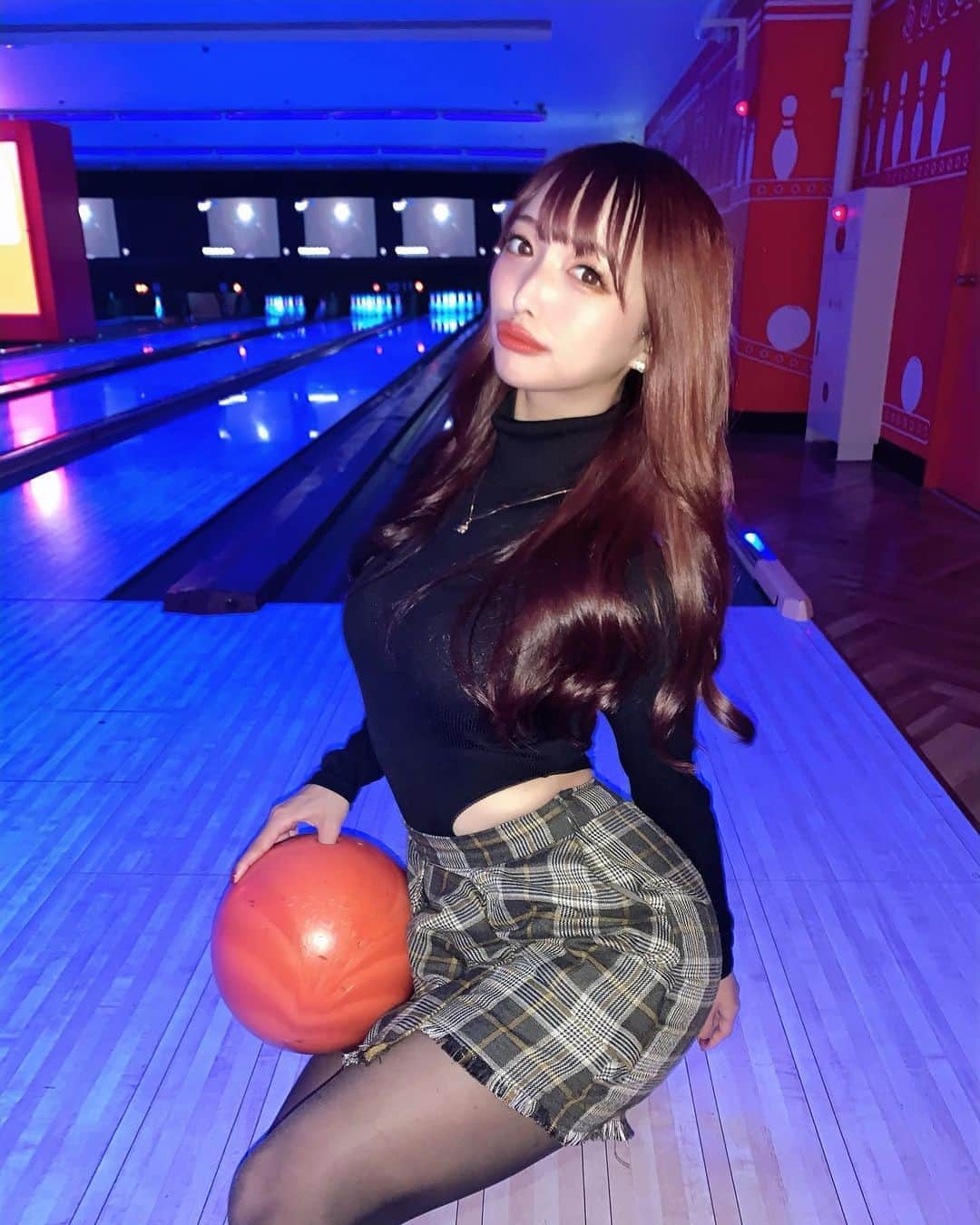 梨乃さんのインスタグラム写真 - (梨乃Instagram)「﻿ ﻿ イキってるけど、ほぼガーターでスコア表がGUCCIになりがち🎳﻿ ﻿ ﻿ ﻿ 髪の毛艶々でうれしい🙈💕💕﻿ ﻿ ﻿ ﻿ 今回時間がなくてトリートメントしてなくて、カラーだけなのに状態良いの🙆‍♀️﻿ ﻿ ﻿ ﻿ 渋谷のwellyで綺麗にしてもらいました❤️﻿ のぐちゃんありがとう🥰🙏🙏﻿ ﻿ @welly_yuuki ﻿ ﻿ ﻿ ﻿ ﻿ #渋谷 #zara #zaraコーデ #zara購入品 #ボディースーツ #レオタード #snidel #ボーリング #ootd #ootdfashion」10月22日 14時52分 - rino_burlesque