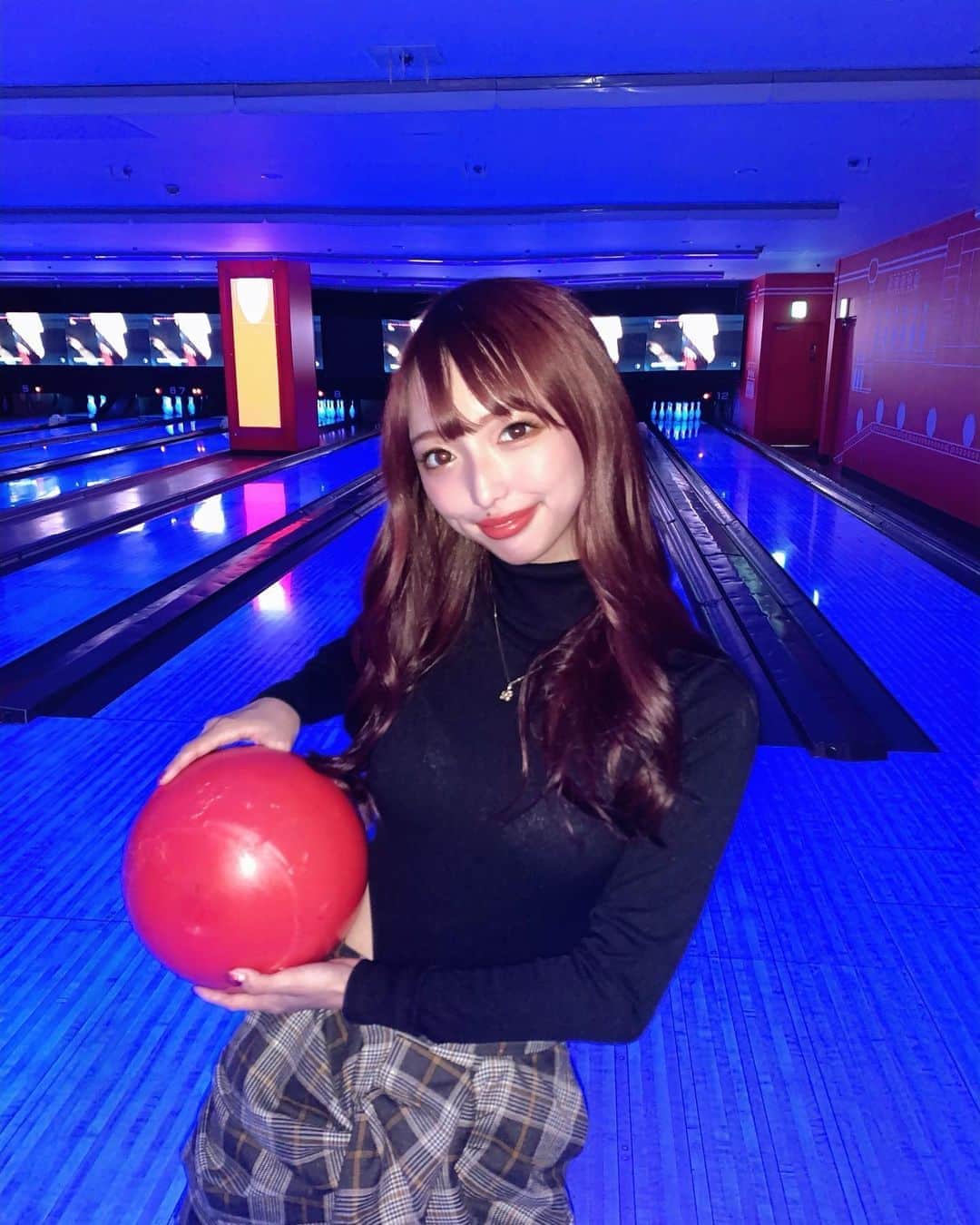 梨乃さんのインスタグラム写真 - (梨乃Instagram)「﻿ ﻿ イキってるけど、ほぼガーターでスコア表がGUCCIになりがち🎳﻿ ﻿ ﻿ ﻿ 髪の毛艶々でうれしい🙈💕💕﻿ ﻿ ﻿ ﻿ 今回時間がなくてトリートメントしてなくて、カラーだけなのに状態良いの🙆‍♀️﻿ ﻿ ﻿ ﻿ 渋谷のwellyで綺麗にしてもらいました❤️﻿ のぐちゃんありがとう🥰🙏🙏﻿ ﻿ @welly_yuuki ﻿ ﻿ ﻿ ﻿ ﻿ #渋谷 #zara #zaraコーデ #zara購入品 #ボディースーツ #レオタード #snidel #ボーリング #ootd #ootdfashion」10月22日 14時52分 - rino_burlesque