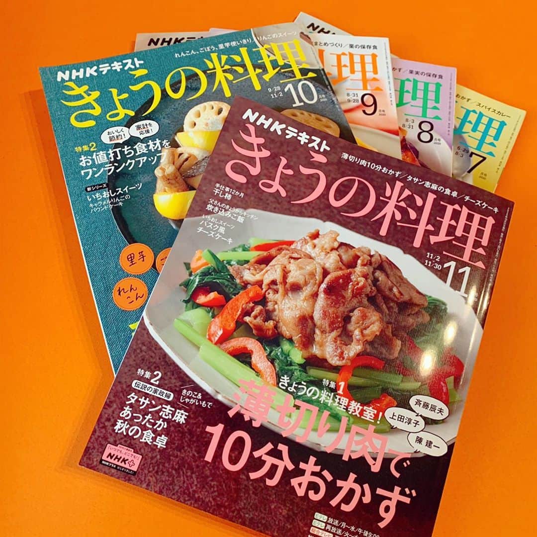 角野栄子さんのインスタグラム写真 - (角野栄子Instagram)「「きょうの料理」にエッセイを書かせて頂くようになって2年になります。 食べ物にまつわる思い出を書いていると自然にお腹が、ぐぅ〜。 ダメ、原稿を書いてからお昼よ！ぐう〜。 がまんがまん！ぐぅ〜。 さっさと書き上げよう！ぐう〜。 おかげで、「きょうの料理」の原稿は、いつも早く書き上がる私です。  It’s been 2 years since I had a serialized column in “Kyo-no-Ryori(Today’s Cooking)” magazine. While I'm writing my memories about foods, naturally my tummy begins to sing Grrr… No, not for now, soon I’ll finish this, then let’s have a lunch!  Grrr… Patience, my dear!  Grrr… OK, let’s finish my writing quickly!  Grooowwwlll…. Therefore, me, a foodie, always finish this essay sooner than I’ve expected.  #魔女の宅急便 #キキ #ジジ #児童文学作家 #きょうの料理 #お料理本 #おいしいふ〜せん #エッセイ #料理エッセイ #nhk出版 #nhkテキスト #kikisdeliveryservice #kiki #jiji #eikokadono #columns #foodiescolumn #foodiestory #foodiememories #思い出ごはん #おうちごはん」10月22日 14時44分 - eiko.kadono