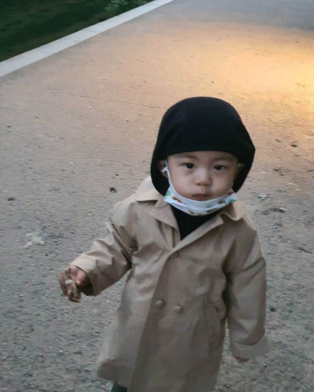 ミン・ヨンウォンのインスタグラム：「너의 첫 청계천 .. #가을남자 🍂🍁🍃 #바바리코트 #추석때 #늦은업뎃 . . 사진 찍히는거 좋아하고 포즈도 다양하게 잡아보고 자기 사진 보는거 좋아하고 사진을 직접 찍고 싶어하는 (18갤 시절) . . 아기들이 서로 사진찍히고 싶어서 ㅋㅋ 너무 귀욥다~~너희들 🐣🐤🐥💕 . . 경복궁 가기로 하고 출발했는데.. 아이들이 많아서..지체지체지체.. 가는길에 입장종료로 멈춘  청계천.....좋았음 ㅎㅎ #우리조카들사랑해❤❤❤ . . #아기패션은 #아기들이고르는거예요 .. 휴 .. 자기가 입고싶은옷,신발들고와요... 민서는 무조건 자동차옷...🚙🛻🚗 반팔이라고~~제발~~ 설득하고 난리치고 옷갈아입히면 응가하고.. 1시간.. 밀당 . . .  안아줘병부터. .손으로 셀수없이 진짜 힘들었던 하루... #에너자이져들 #먹방 #푸드파이터#먹방요정  #사랑해  #육아일기 #신혼일기 #육아맘 #육아소통 #일상 #소통 #맞팔 #데일리 #황금돼지띠아들 #오오티디  #베이비스타그램  #babyboy #family #❤」
