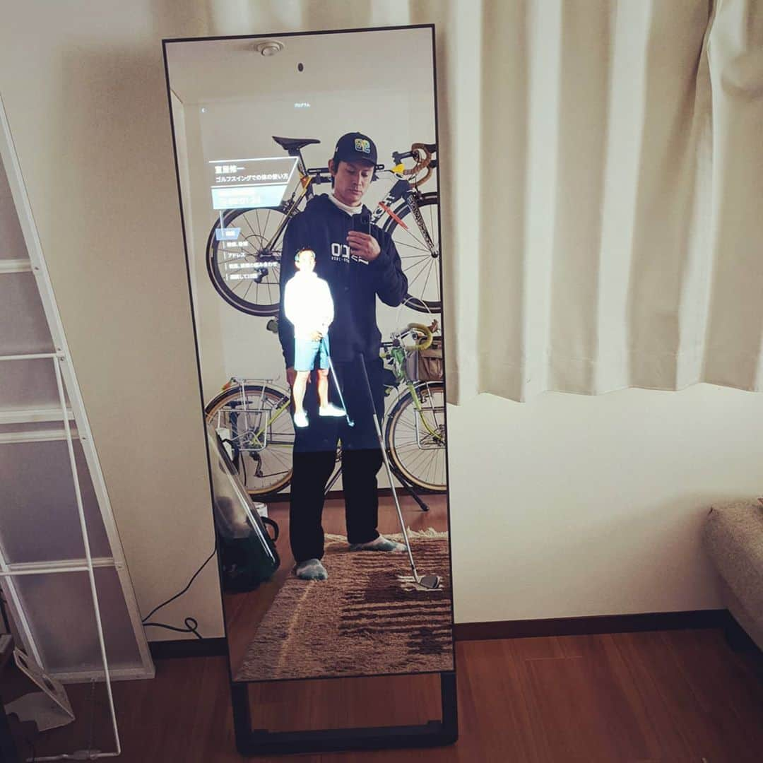 山下晃和さんのインスタグラム写真 - (山下晃和Instagram)「【FITNESS】Fitness Mirrorを設置しました！  自分はスポーツトレーナーの資格（NASM）も持っているのですが、これは教える方にも役立つと思いました。どういう風に話して、説明して、伝えれば良いかも非常に勉強になります  もちろん家でトレーニングもできるので、ジムに行く時間が無い人にもオススメです （自分はジムという天国が大好き過ぎるので辞めないのですが！）  トレーニング以外にも姿勢矯正、ゴルフレッスン、ストレッチ、筋膜リリースなども鏡に映った先生と共にできるのも良いです  これトレイルランの動きとか、野球の投げ方とかも教えてもらえたら良さそう  #fitnessmirror #フィットネスミラー #ゴルフ #オンライントレーニング #オンラインフィットネス #スマートミラー #スマートフィットネス #Android #自宅トレーニング # オンラインコーチング #ゴルフコーチング #fitness #なりたい自分に繋がる鏡 #ワンサードミラー」10月22日 14時48分 - travel_akikazoo