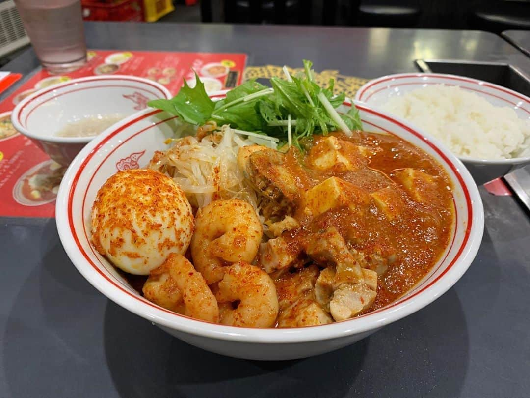 SUSURUさんのインスタグラム写真 - (SUSURUInstagram)「中本の限定麺、蒙辛皇！ 蒙古タンメン中本×人気マンガ『刃牙』のコラボラーメンです🔥 現在は発売終了しています😭 たっぷり乗った具材と餡を水で締めた麺と絡めてズルズルっとすすれば体力大回復！ まさに復活ッ‼︎を体験できる一杯でした🍥 #susuru_tv #1730日目 #蒙古タンメン中本 #蒙古タンメン中本上板橋本店 #上板橋 #東京 #蒙辛皇 #背油 #半ライス #うまい  #ラーメン #らーめん #ramen #ラーメン部 #ramennoodles #毎日ラーメン生活 #麺スタグラム #japaneseramen #japanramen #foodstagram #foodie #noodles #instanoodle #instaramen #instafood #susururecommended #中本 #東京ラーメン #激辛ラーメン」10月22日 14時49分 - susuru_tv