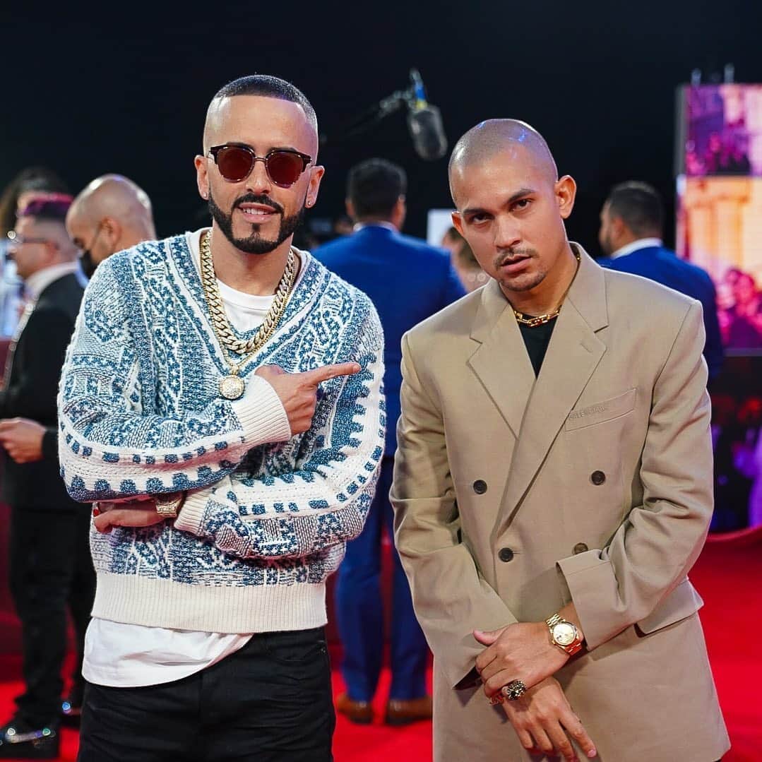 のインスタグラム：「Productor del año @tainy felicidades hermano mio! @latinbillboards @lexborrero @neon16」