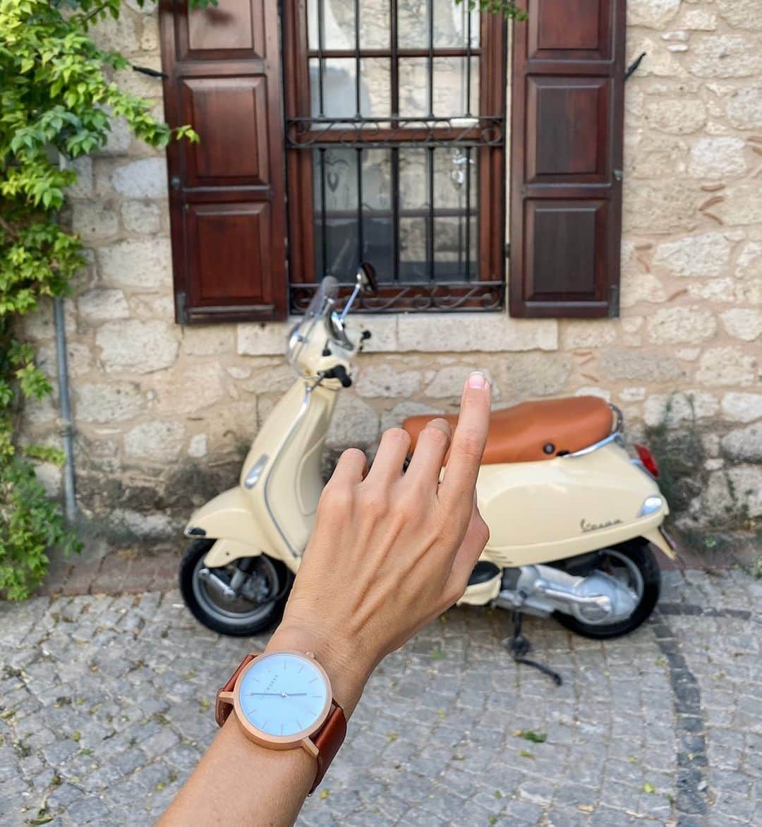 The Horseさんのインスタグラム写真 - (The HorseInstagram)「The Original watch featuring a brushed rose gold stainless steel case, white dial with minimalist rose gold markers, and a walnut genuine leather band. Tap to shop while it’s on sale! Via @alice.grigoriadi」10月22日 14時50分 - the_horse
