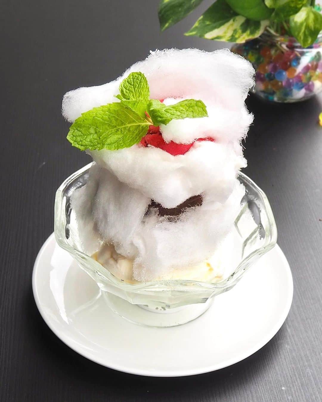Li Tian の雑貨屋さんのインスタグラム写真 - (Li Tian の雑貨屋Instagram)「When 😇 meets 😈, you get a hot chocolate fondant sitting between very sweet vanilla ice cream and tart raspberry sherbet, surrounded by candy floss 🍭   This is the dessert from newly opened @angelanddevilsg which also serves a selection of appetizers, sides, mains and tapas such as the trio beef sliders or scallop tataki. Our fav dish was the Cereal crusted cod fish which was paired with a light broth and this tastes like sth which you’ll get from Chinese restaurants but with a crispy touch  Angel and Devil 22 Keong Saik Road  11.30am-3pm (closed on Monday)  5pm-11pm   • • • #sgeats #singapore #local #best #delicious #food #igsg #sgig #exploresingapore #eat #sgfoodies #gourmet #yummy #yum #sgfood #foodsg #burpple #beautifulcuisines #bonappetit #instagood  #eatlocal #western #delicious #sgrestaurant #sgcafe #dessert #icecream #chocolate #seafood」10月22日 14時53分 - dairyandcream