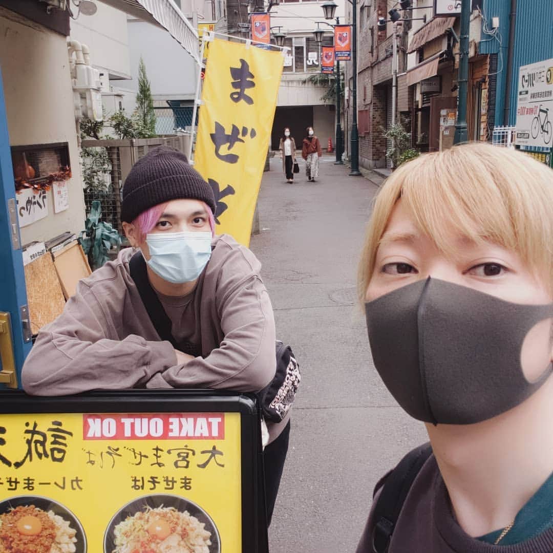 涼平さんのインスタグラム写真 - (涼平Instagram)「れんれんと一緒に大宮のまぜそば誠治へ🍜  メンバーだからとか贔屓目ナシにとてもとても美味しかったー☺  カレー+粉チーズ+のりトッピングにしたんだけど、メニュー読んだらせいじオススメトッピングのまんまでなんか笑ったよ  また来たいなー。 真面目に僕の中でのまぜそばランキング１位になりました🥳  みんなもぜひ行ってみてね  #MIGIMIMISLEEPTIGHT  #大宮 #まぜそば #誠治 #粉チーズが思ったよりかなり効いてた」10月22日 14時58分 - mm_peko
