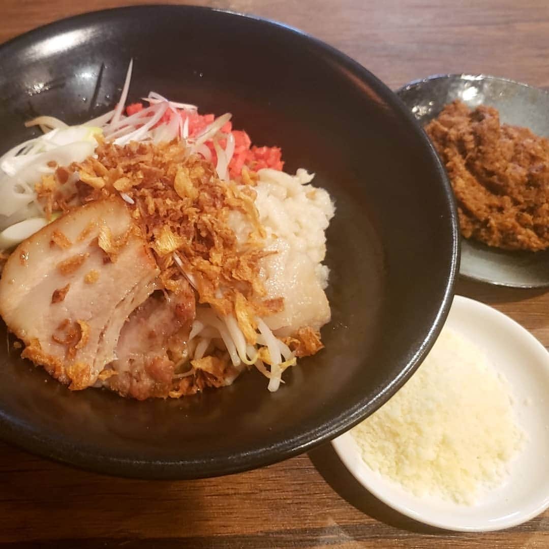 涼平さんのインスタグラム写真 - (涼平Instagram)「れんれんと一緒に大宮のまぜそば誠治へ🍜  メンバーだからとか贔屓目ナシにとてもとても美味しかったー☺  カレー+粉チーズ+のりトッピングにしたんだけど、メニュー読んだらせいじオススメトッピングのまんまでなんか笑ったよ  また来たいなー。 真面目に僕の中でのまぜそばランキング１位になりました🥳  みんなもぜひ行ってみてね  #MIGIMIMISLEEPTIGHT  #大宮 #まぜそば #誠治 #粉チーズが思ったよりかなり効いてた」10月22日 14時58分 - mm_peko