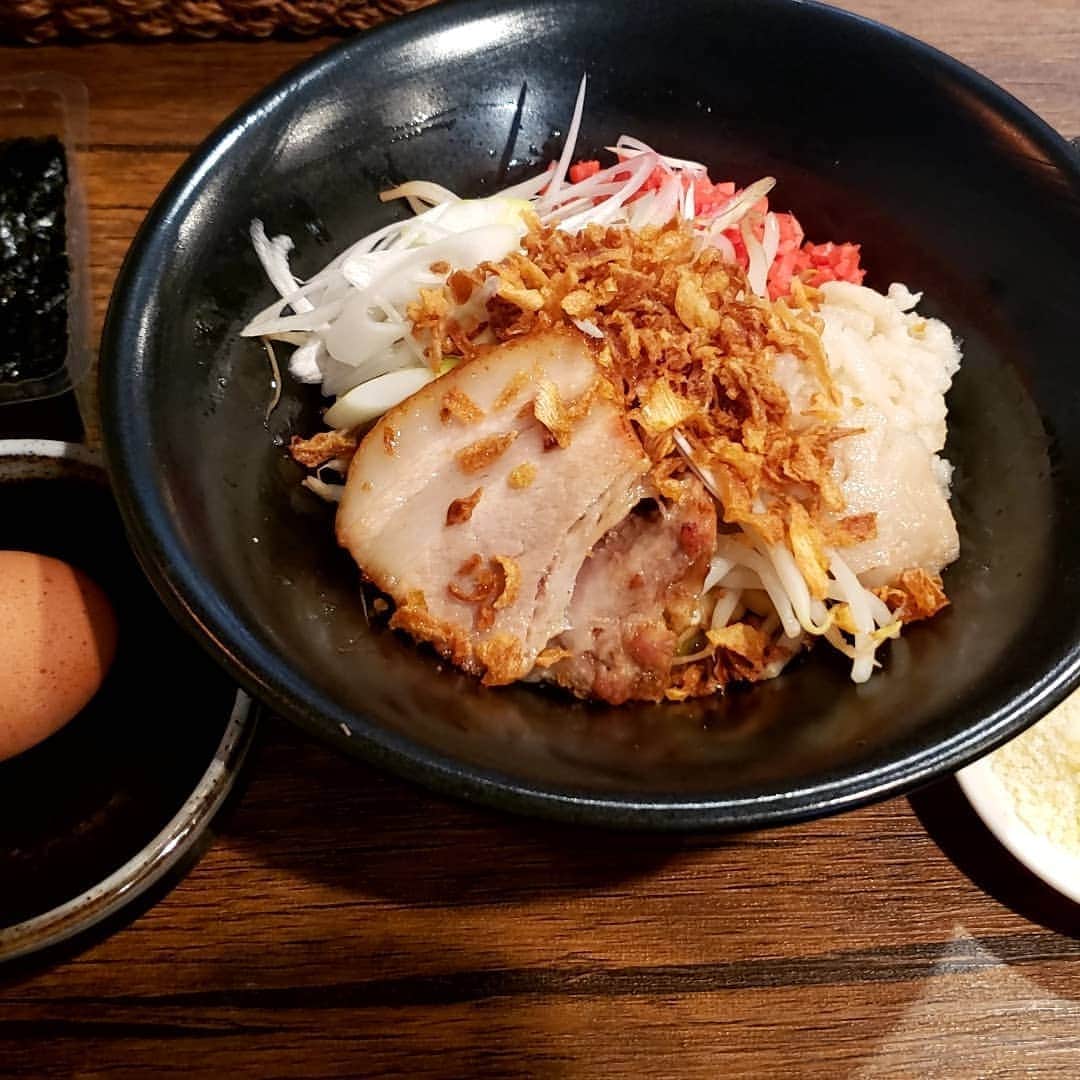 涼平さんのインスタグラム写真 - (涼平Instagram)「れんれんと一緒に大宮のまぜそば誠治へ🍜  メンバーだからとか贔屓目ナシにとてもとても美味しかったー☺  カレー+粉チーズ+のりトッピングにしたんだけど、メニュー読んだらせいじオススメトッピングのまんまでなんか笑ったよ  また来たいなー。 真面目に僕の中でのまぜそばランキング１位になりました🥳  みんなもぜひ行ってみてね  #MIGIMIMISLEEPTIGHT  #大宮 #まぜそば #誠治 #粉チーズが思ったよりかなり効いてた」10月22日 14時58分 - mm_peko
