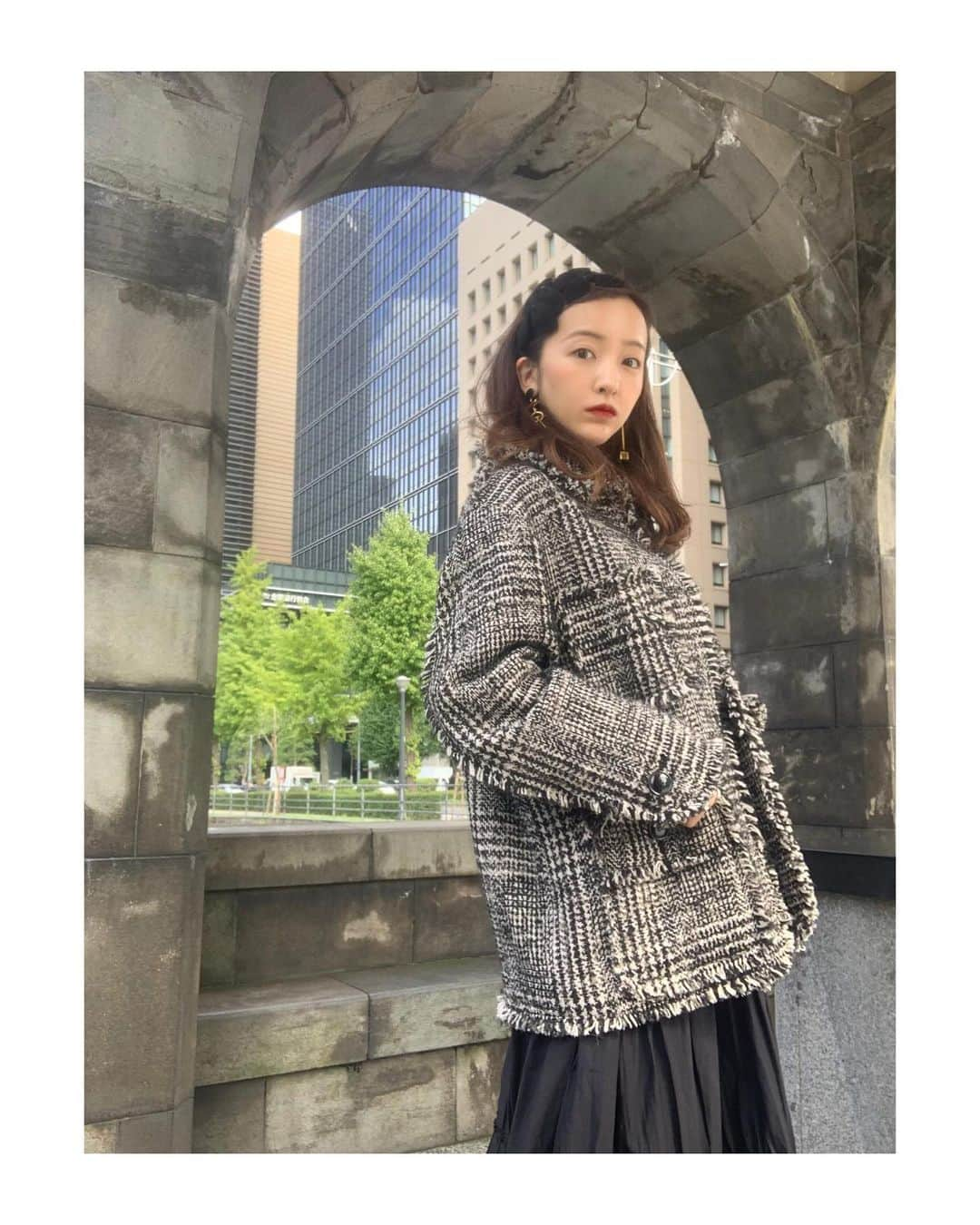 板野友美さんのインスタグラム写真 - (板野友美Instagram)「このCLANEのジャケットお気に入り💋  #jacket @clane_official  #knit  @ezick.official  #skirt @fray_id  #headbang  @ca4la_official  #fashion #ootd」10月22日 14時59分 - tomo.i_0703