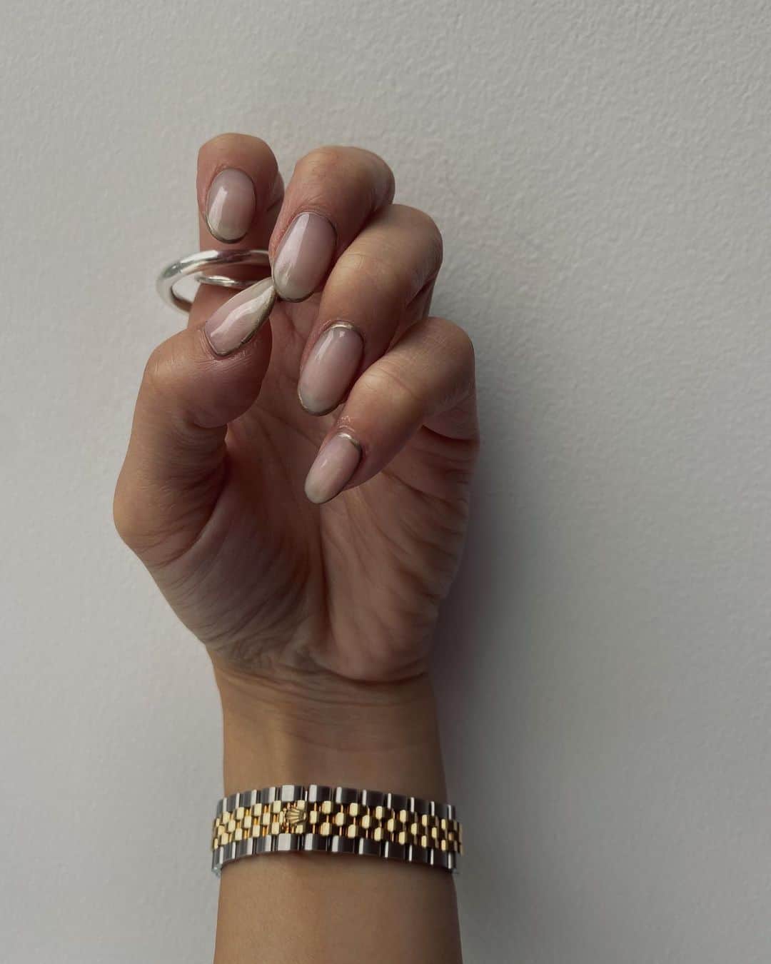 黒石奈央子さんのインスタグラム写真 - (黒石奈央子Instagram)「ニューネイル。  こんかいもしんぷるー。  乳白にゴールドフレームをつけました！  いつもよりちょっと長めに。  私のネイルタグでまとめてます  #705_nail  @nailsalon_factorygirl #nail#artnails」10月22日 14時59分 - blackstone705