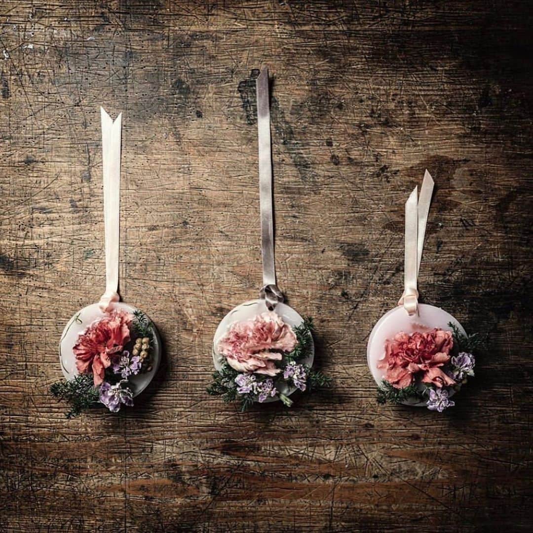 タピエスタイルさんのインスタグラム写真 - (タピエスタイルInstagram)「#アクセサリーと暮らしの芸術展 から 出展作品が見られます！  函館以外の何処にも売っていなかったキャンドルが 京都伊勢丹5階ではじめてお目見えして 美しい、共感すると好評いただいています。  「710candle」函館森町  それはタピエスタイルが毎年函館蔦屋書店さまでの イベント開催で毎春訪れていたご縁から実現に繋がりました。  種から育てた函館の花をこだわりの詰まったキャンドルにされています。 一年がかりで大切に完成させています。 そしてついに大阪にも！  ルクアイーレのためには こんな素敵なフラワーワックスも用意されます！ 「710candle」函館森町から 代表の和泉 詩織氏も会場に来場予定です。 お楽しみに！  価格 アロマワックスサシェ¥2000＋税 プレゼントに最適です！ 数に限りがございますので 予約もダイレクトメールとオンラインショップより受け付けます。 詳細はホームページに公開いたします。  アート＆アクセサリーショップ「タピエスタイル」が 2週間限定でLUCUA1100 4Fのザ・ステージに登場。 沢山の新作アクセサリーや雑貨をご覧いただける機会となります。 ゆったりとした空間をご用意してお待ちしております。  アクセサリーと暮らしの芸術展 会期：2020年10月28日（水）～11月10日（火） 時間：10:30〜20:30 場所：大阪 LUCUA1100 4F イセタンクローゼット ザ・ステージ (同フロアにタピエスタイル直営店がございますが、エスカレーター正面の別の会場になります) アクセス　https://www.lucua.jp/access/ JR「大阪駅」中央口から徒歩約1分/大阪メトロ御堂筋線「梅田駅」北改札口から徒歩約2分  #tapiestyle #タピエスタイル  #handmadeaccessory  #ハンドメイドアクセサリー  #candle #flowercandle  #fallwinter2020  #fashion #fashionstyle  #lucua1100 #ルクアイーレ  #isetancloset #イセタンクローゼット  #710candle  #京都伊勢丹 #伊勢丹クローゼット  #函館森町 #花キャンドル」10月22日 15時07分 - tapiestyle