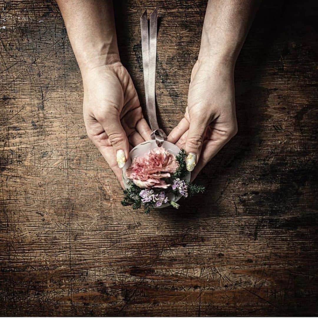 のインスタグラム：「#アクセサリーと暮らしの芸術展 から 出展作品が見られます！  函館以外の何処にも売っていなかったキャンドルが 京都伊勢丹5階ではじめてお目見えして 美しい、共感すると好評いただいています。  「710candle」函館森町  それはタピエスタイルが毎年函館蔦屋書店さまでの イベント開催で毎春訪れていたご縁から実現に繋がりました。  種から育てた函館の花をこだわりの詰まったキャンドルにされています。 一年がかりで大切に完成させています。 そしてついに大阪にも！  ルクアイーレのためには こんな素敵なフラワーワックスも用意されます！ 「710candle」函館森町から 代表の和泉 詩織氏も会場に来場予定です。 お楽しみに！  価格 アロマワックスサシェ¥2000＋税 プレゼントに最適です！ 数に限りがございますので 予約もダイレクトメールとオンラインショップより受け付けます。 詳細はホームページに公開いたします。  アート＆アクセサリーショップ「タピエスタイル」が 2週間限定でLUCUA1100 4Fのザ・ステージに登場。 沢山の新作アクセサリーや雑貨をご覧いただける機会となります。 ゆったりとした空間をご用意してお待ちしております。  アクセサリーと暮らしの芸術展 会期：2020年10月28日（水）～11月10日（火） 時間：10:30〜20:30 場所：大阪 LUCUA1100 4F イセタンクローゼット ザ・ステージ (同フロアにタピエスタイル直営店がございますが、エスカレーター正面の別の会場になります) アクセス　https://www.lucua.jp/access/ JR「大阪駅」中央口から徒歩約1分/大阪メトロ御堂筋線「梅田駅」北改札口から徒歩約2分  #tapiestyle #タピエスタイル  #handmadeaccessory  #ハンドメイドアクセサリー  #candle #flowercandle  #fallwinter2020  #fashion #fashionstyle  #lucua1100 #ルクアイーレ  #isetancloset #イセタンクローゼット  #710candle  #京都伊勢丹 #伊勢丹クローゼット  #函館森町 #花キャンドル」