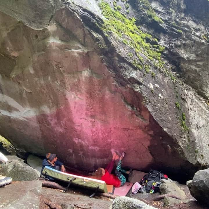 カロリーネ・ジンフーバーのインスタグラム：「🏄🏼‍♀️ Sofa Surfer 🏄🏼‍♀️ unfortunately weather in #magicwood looks bad for the upcoming week 😕 Maybe Maltatal for a few days? 🤨🥳 @scarpa_at @belmezattitude @natureclimbing @frictionlabs @sosolid_official @organicclimbing   #bouldern #climbing #klettern #swiss #schweiz #iloooveit #climbing_is_my_passion #climbinglife #climb」