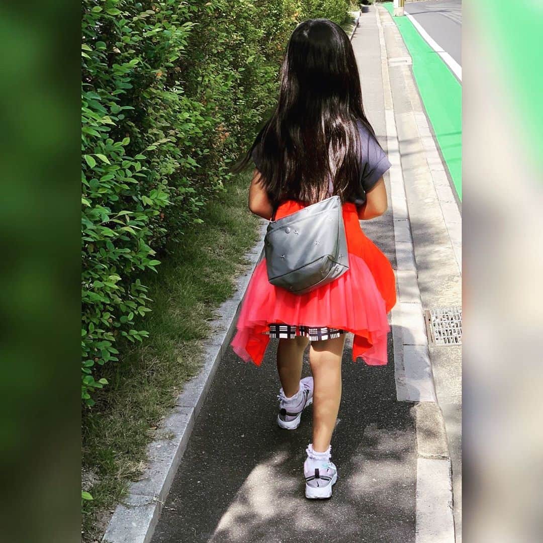 中澤裕子のインスタグラム：「❤️❤️   とある 学校がお休みだった日。 娘と歩いた日。 この日は車を使わず 手をつなぎながら たくさん歩いた。  落ち葉を踏んでは 「大きな音がした！」 「これはあんまり音がしないな。」 とか🍂  好きな女の子のアイドルグループが いるようで、名前を聞かせてくれたり。 歌い出したり身振り手振り踊りだしたり🎶  今すぐ縄跳びがしたい！と言い出したり。 ↑ダメです。公園着くまで我慢してください🤣  娘と束の間の二人時間。  後ろ姿。 艶々の髪。 太陽の光を受けて 自然な天使の輪がうらやましい。  #大好きで大好きで #そんなに急いで大きくならないで良いんだよ #お友達とも久しぶりに遊べたね」