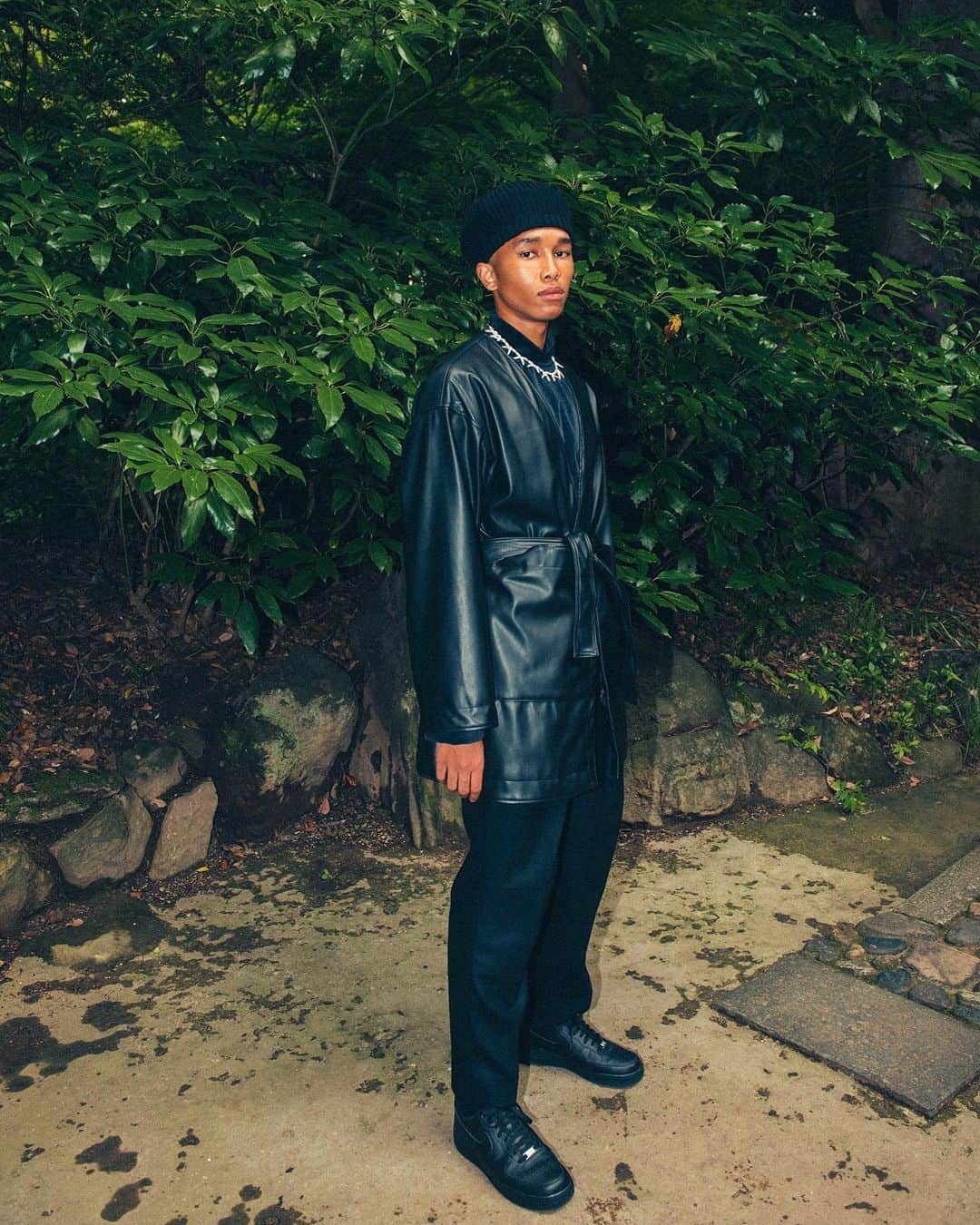 UNITED ARROWS & SONSさんのインスタグラム写真 - (UNITED ARROWS & SONSInstagram)「【 New Arrival 】﻿ ＜UNITED ARROWS & SONS ＞﻿ SYNTHETIC LEATHER HAORI﻿ now in store & online store.﻿ ﻿ 表面にリアルに見え、適度にツヤ感と高級感のあるフェイクレザーを使用したコートが入荷しました。平面のパターンを採用し、肩傾斜を通常よりも低くすることで、和服のような佇まいでありながら、モダンなボックスシルエットにしています。両サイドには大きなポケットがあり、同素材のベルトも付属しています。﻿ ﻿ Coats using faux leather that looks realistic on the surface and has a moderate gloss and luxury are available. By adopting a flat pattern and lowering the shoulder inclination than usual, it has a modern box silhouette while having the appearance of Japanese clothes. Large pockets on both sides and a belt made of the same material are also included.﻿ ﻿ #UnitedArrowsAndSons﻿ #UnitedArrows﻿」10月22日 15時11分 - unitedarrowsandsons