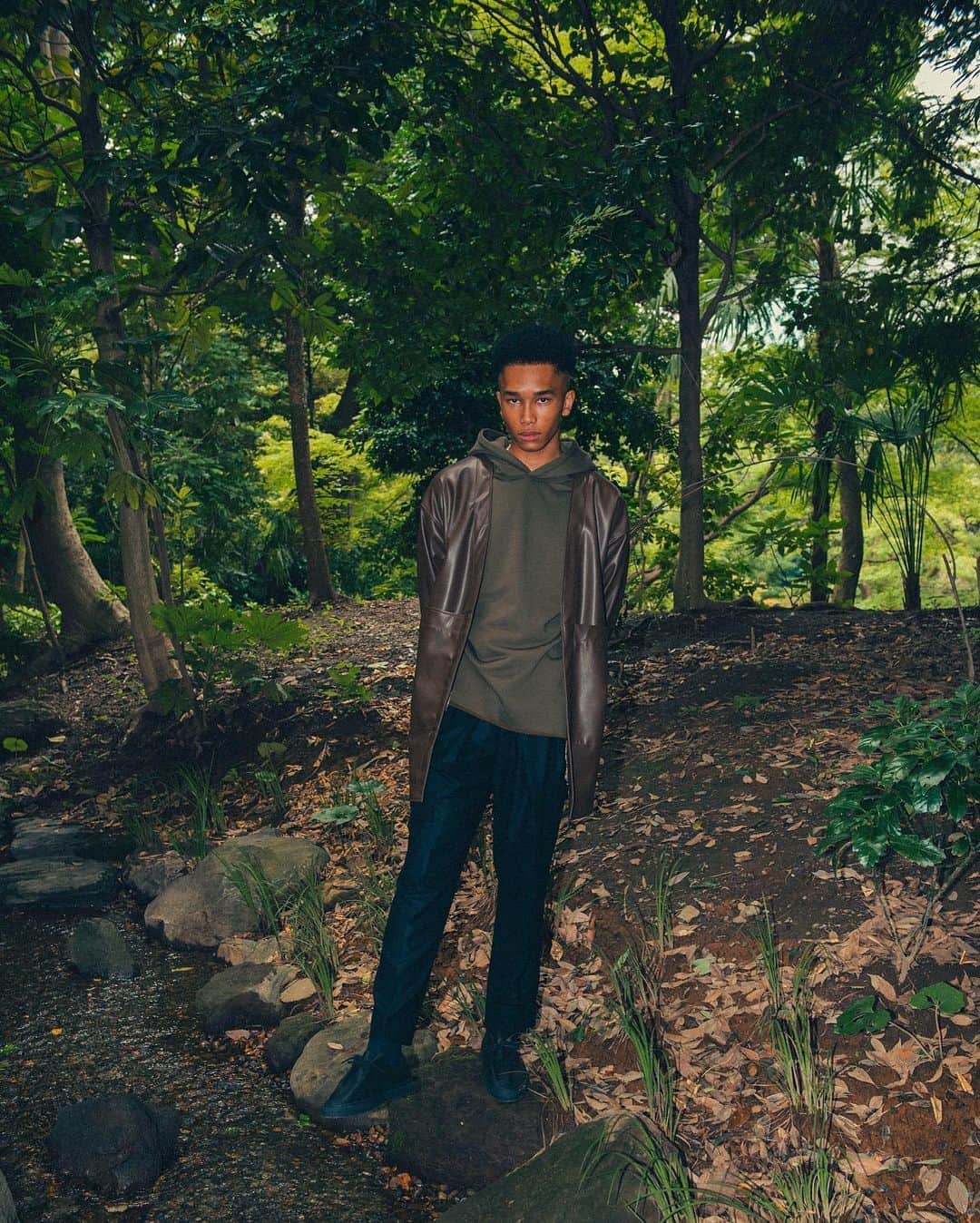 UNITED ARROWS & SONSさんのインスタグラム写真 - (UNITED ARROWS & SONSInstagram)「【 New Arrival 】﻿ ＜UNITED ARROWS & SONS ＞﻿ SYNTHETIC LEATHER HAORI﻿ now in store & online store.﻿ ﻿ 表面にリアルに見え、適度にツヤ感と高級感のあるフェイクレザーを使用したコートが入荷しました。平面のパターンを採用し、肩傾斜を通常よりも低くすることで、和服のような佇まいでありながら、モダンなボックスシルエットにしています。両サイドには大きなポケットがあり、同素材のベルトも付属しています。﻿ ﻿ Coats using faux leather that looks realistic on the surface and has a moderate gloss and luxury are available. By adopting a flat pattern and lowering the shoulder inclination than usual, it has a modern box silhouette while having the appearance of Japanese clothes. Large pockets on both sides and a belt made of the same material are also included.﻿ ﻿ #UnitedArrowsAndSons﻿ #UnitedArrows﻿」10月22日 15時11分 - unitedarrowsandsons