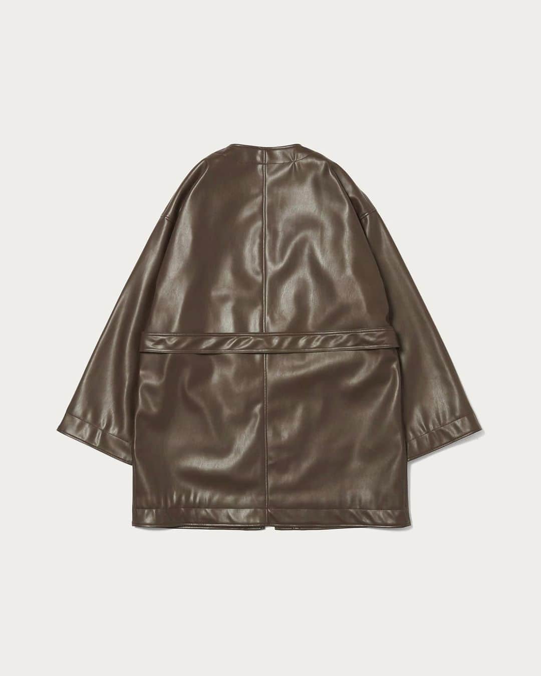 UNITED ARROWS & SONSさんのインスタグラム写真 - (UNITED ARROWS & SONSInstagram)「【 New Arrival 】﻿ ＜UNITED ARROWS & SONS ＞﻿ SYNTHETIC LEATHER HAORI﻿ now in store & online store.﻿ ﻿ 表面にリアルに見え、適度にツヤ感と高級感のあるフェイクレザーを使用したコートが入荷しました。平面のパターンを採用し、肩傾斜を通常よりも低くすることで、和服のような佇まいでありながら、モダンなボックスシルエットにしています。両サイドには大きなポケットがあり、同素材のベルトも付属しています。﻿ ﻿ Coats using faux leather that looks realistic on the surface and has a moderate gloss and luxury are available. By adopting a flat pattern and lowering the shoulder inclination than usual, it has a modern box silhouette while having the appearance of Japanese clothes. Large pockets on both sides and a belt made of the same material are also included.﻿ ﻿ #UnitedArrowsAndSons﻿ #UnitedArrows﻿」10月22日 15時11分 - unitedarrowsandsons