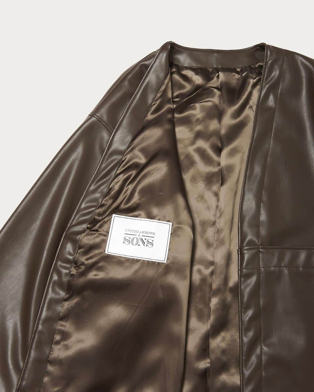UNITED ARROWS & SONSさんのインスタグラム写真 - (UNITED ARROWS & SONSInstagram)「【 New Arrival 】﻿ ＜UNITED ARROWS & SONS ＞﻿ SYNTHETIC LEATHER HAORI﻿ now in store & online store.﻿ ﻿ 表面にリアルに見え、適度にツヤ感と高級感のあるフェイクレザーを使用したコートが入荷しました。平面のパターンを採用し、肩傾斜を通常よりも低くすることで、和服のような佇まいでありながら、モダンなボックスシルエットにしています。両サイドには大きなポケットがあり、同素材のベルトも付属しています。﻿ ﻿ Coats using faux leather that looks realistic on the surface and has a moderate gloss and luxury are available. By adopting a flat pattern and lowering the shoulder inclination than usual, it has a modern box silhouette while having the appearance of Japanese clothes. Large pockets on both sides and a belt made of the same material are also included.﻿ ﻿ #UnitedArrowsAndSons﻿ #UnitedArrows﻿」10月22日 15時11分 - unitedarrowsandsons