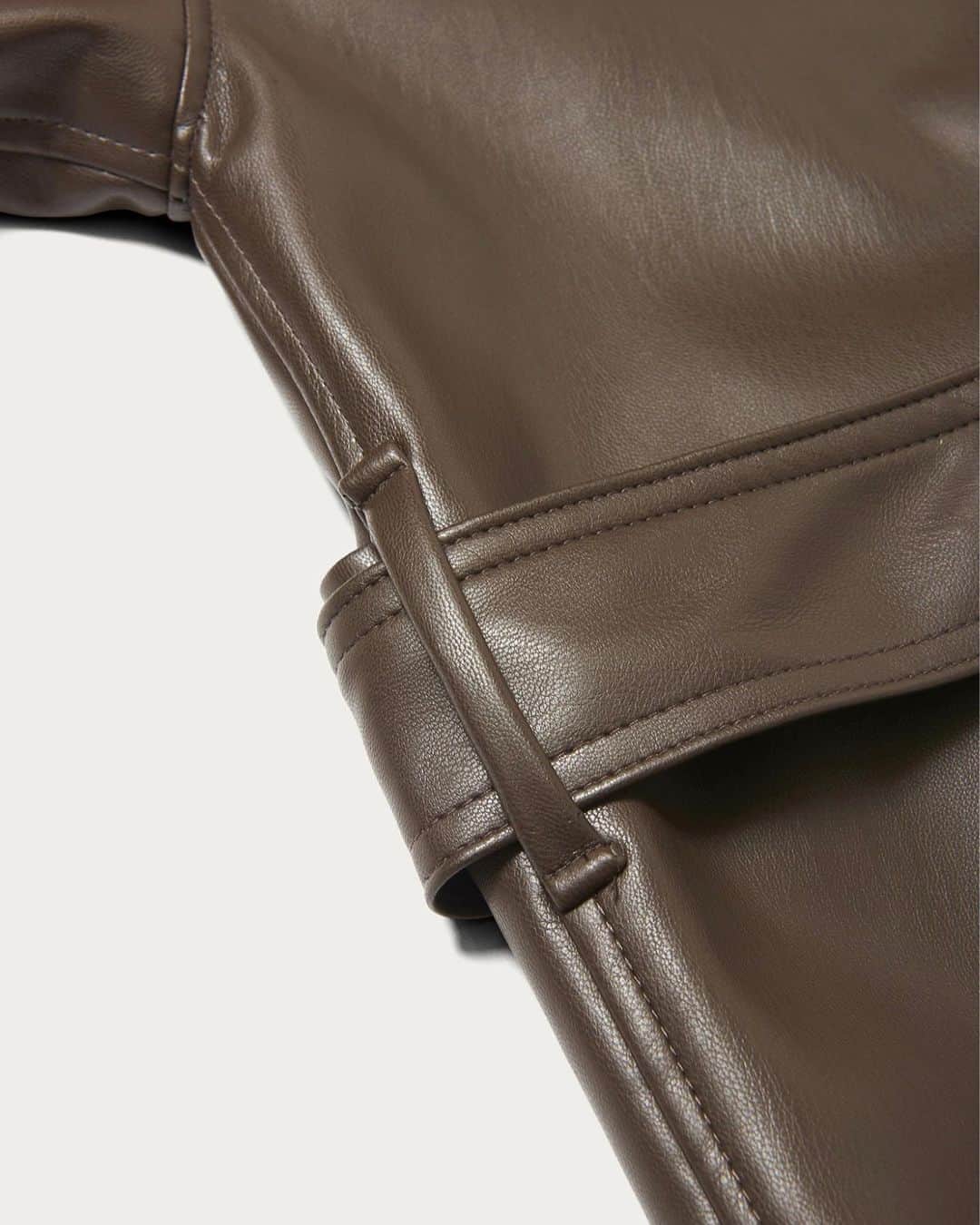 UNITED ARROWS & SONSさんのインスタグラム写真 - (UNITED ARROWS & SONSInstagram)「【 New Arrival 】﻿ ＜UNITED ARROWS & SONS ＞﻿ SYNTHETIC LEATHER HAORI﻿ now in store & online store.﻿ ﻿ 表面にリアルに見え、適度にツヤ感と高級感のあるフェイクレザーを使用したコートが入荷しました。平面のパターンを採用し、肩傾斜を通常よりも低くすることで、和服のような佇まいでありながら、モダンなボックスシルエットにしています。両サイドには大きなポケットがあり、同素材のベルトも付属しています。﻿ ﻿ Coats using faux leather that looks realistic on the surface and has a moderate gloss and luxury are available. By adopting a flat pattern and lowering the shoulder inclination than usual, it has a modern box silhouette while having the appearance of Japanese clothes. Large pockets on both sides and a belt made of the same material are also included.﻿ ﻿ #UnitedArrowsAndSons﻿ #UnitedArrows﻿」10月22日 15時11分 - unitedarrowsandsons