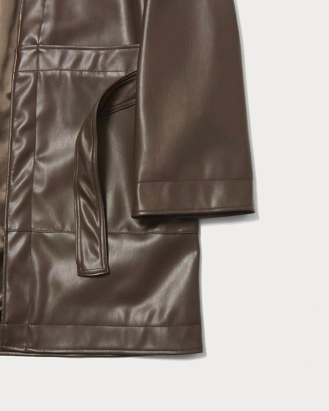 UNITED ARROWS & SONSさんのインスタグラム写真 - (UNITED ARROWS & SONSInstagram)「【 New Arrival 】﻿ ＜UNITED ARROWS & SONS ＞﻿ SYNTHETIC LEATHER HAORI﻿ now in store & online store.﻿ ﻿ 表面にリアルに見え、適度にツヤ感と高級感のあるフェイクレザーを使用したコートが入荷しました。平面のパターンを採用し、肩傾斜を通常よりも低くすることで、和服のような佇まいでありながら、モダンなボックスシルエットにしています。両サイドには大きなポケットがあり、同素材のベルトも付属しています。﻿ ﻿ Coats using faux leather that looks realistic on the surface and has a moderate gloss and luxury are available. By adopting a flat pattern and lowering the shoulder inclination than usual, it has a modern box silhouette while having the appearance of Japanese clothes. Large pockets on both sides and a belt made of the same material are also included.﻿ ﻿ #UnitedArrowsAndSons﻿ #UnitedArrows﻿」10月22日 15時11分 - unitedarrowsandsons