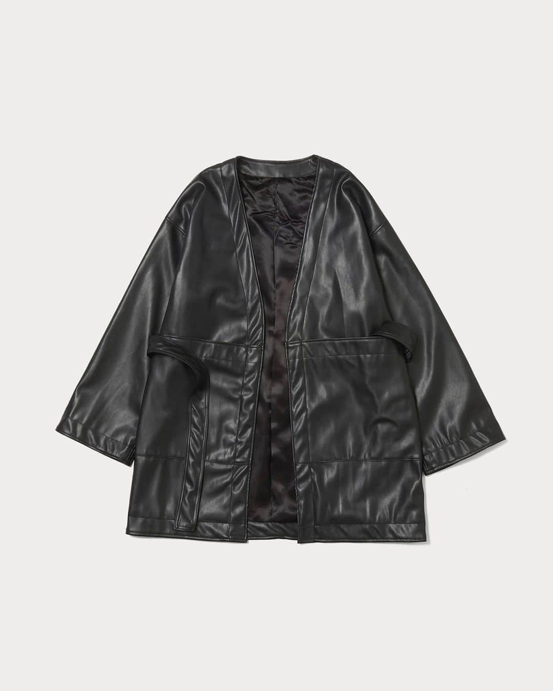 UNITED ARROWS & SONSさんのインスタグラム写真 - (UNITED ARROWS & SONSInstagram)「【 New Arrival 】﻿ ＜UNITED ARROWS & SONS ＞﻿ SYNTHETIC LEATHER HAORI﻿ now in store & online store.﻿ ﻿ 表面にリアルに見え、適度にツヤ感と高級感のあるフェイクレザーを使用したコートが入荷しました。平面のパターンを採用し、肩傾斜を通常よりも低くすることで、和服のような佇まいでありながら、モダンなボックスシルエットにしています。両サイドには大きなポケットがあり、同素材のベルトも付属しています。﻿ ﻿ Coats using faux leather that looks realistic on the surface and has a moderate gloss and luxury are available. By adopting a flat pattern and lowering the shoulder inclination than usual, it has a modern box silhouette while having the appearance of Japanese clothes. Large pockets on both sides and a belt made of the same material are also included.﻿ ﻿ #UnitedArrowsAndSons﻿ #UnitedArrows﻿」10月22日 15時11分 - unitedarrowsandsons
