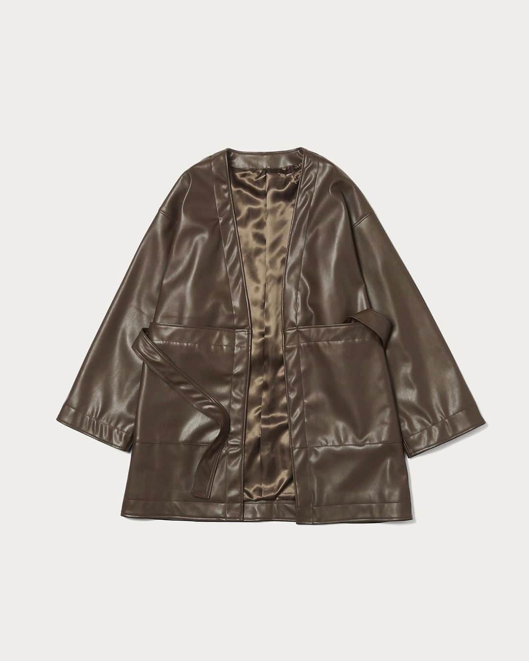 UNITED ARROWS & SONSさんのインスタグラム写真 - (UNITED ARROWS & SONSInstagram)「【 New Arrival 】﻿ ＜UNITED ARROWS & SONS ＞﻿ SYNTHETIC LEATHER HAORI﻿ now in store & online store.﻿ ﻿ 表面にリアルに見え、適度にツヤ感と高級感のあるフェイクレザーを使用したコートが入荷しました。平面のパターンを採用し、肩傾斜を通常よりも低くすることで、和服のような佇まいでありながら、モダンなボックスシルエットにしています。両サイドには大きなポケットがあり、同素材のベルトも付属しています。﻿ ﻿ Coats using faux leather that looks realistic on the surface and has a moderate gloss and luxury are available. By adopting a flat pattern and lowering the shoulder inclination than usual, it has a modern box silhouette while having the appearance of Japanese clothes. Large pockets on both sides and a belt made of the same material are also included.﻿ ﻿ #UnitedArrowsAndSons﻿ #UnitedArrows﻿」10月22日 15時11分 - unitedarrowsandsons