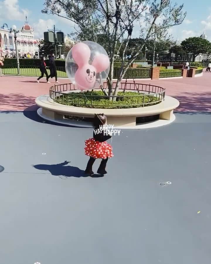 shihoのインスタグラム：「歩いてるだけなのに なぜこんなにかわいいのか問題🥺❤️ （親バカすいません） . . . 娘さんDisneyデビュー🏰 . . . 1歳の誕生日に連れてくる予定 だったのが大幅に遅れたけど mickeyたちを好きになってから 連れてきたのはよかったかも💕 パークはいった瞬間 どこをみてもミッキーがいて 終始大興奮でした🥰 娘がhapqyだと ママもhappyが止まらない😍 . . . アトラクションもたくさん 乗れて楽しかったね🌼 . . . . #子連れディズニー #女の子ベビー #1歳#1y8m#ディズニーデビュー #ディズニーランド #歩き方たまらない💕 #ランドの音楽も大好き💕」