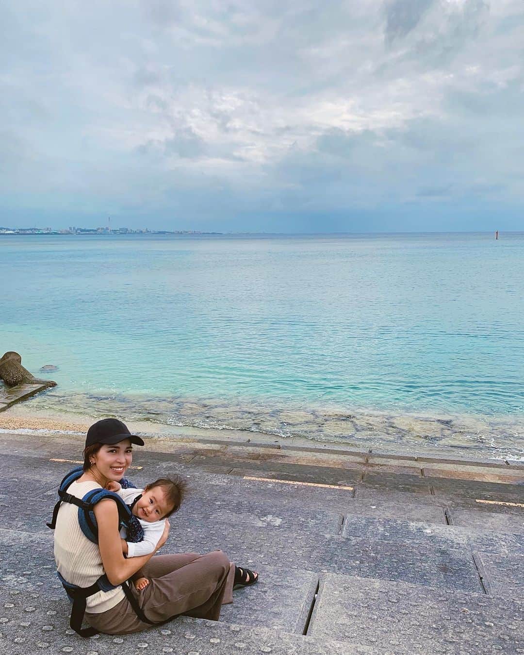 来夏のインスタグラム：「#💙 初めての子連れ女子旅✈️ 久々の沖縄🏝 残念ながら☔️ですが お部屋からみる海に癒され まったりすごしてます🧡 しかし我が子は活発すぎるぜ😂💦 #okinawa #子連れ女子旅」