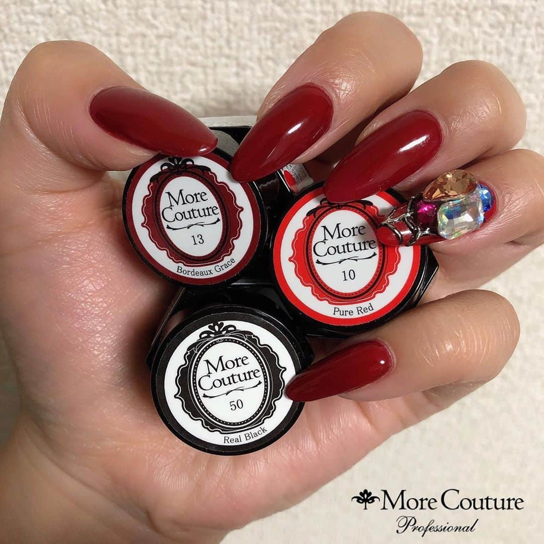 エリコネイルさんのインスタグラム写真 - (エリコネイルInstagram)「. 🎃Halloween Nail🎃 . この時期になるとついやってしまうハロウィンネイル👻 . 左右で雰囲気の異なる色を組み合わせ さりげない大人Halloweenをイメージしました🎃 . 右手:Fselection（ @nailfumi ）#f601ファンクション / #f606アメリア  右手👻: #forartwhite / #モアジェル50  . 左手薬指: #モアジェル10 / #モアジェル50  左手: #モアジェル13  . #モアジェル13 Bordeaux Grace 深みのある赤がとても綺麗でオススメです✨ . #morecouture #モアクチュール  #moregel #モアジェル #モアクチュールモアジェル #fselection  #halloweennails #ハロウィンネイル #ボルドーネイル  #nail #nails #gelnail #gel #naildesign #네일#젤네일 #美甲」10月22日 15時20分 - morecouture_jp