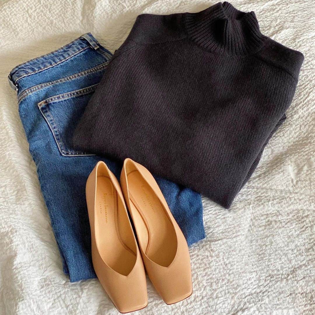 ルパートサンダーソンのインスタグラム：「How to get dressed I Team our Freya Square Toe Kitten Heels with denim and knitwear for cosy autumnal style I #OOTD #SquareToe #KittenHeels #ShoeLove #Inspiration #Style #RupertSanderson」
