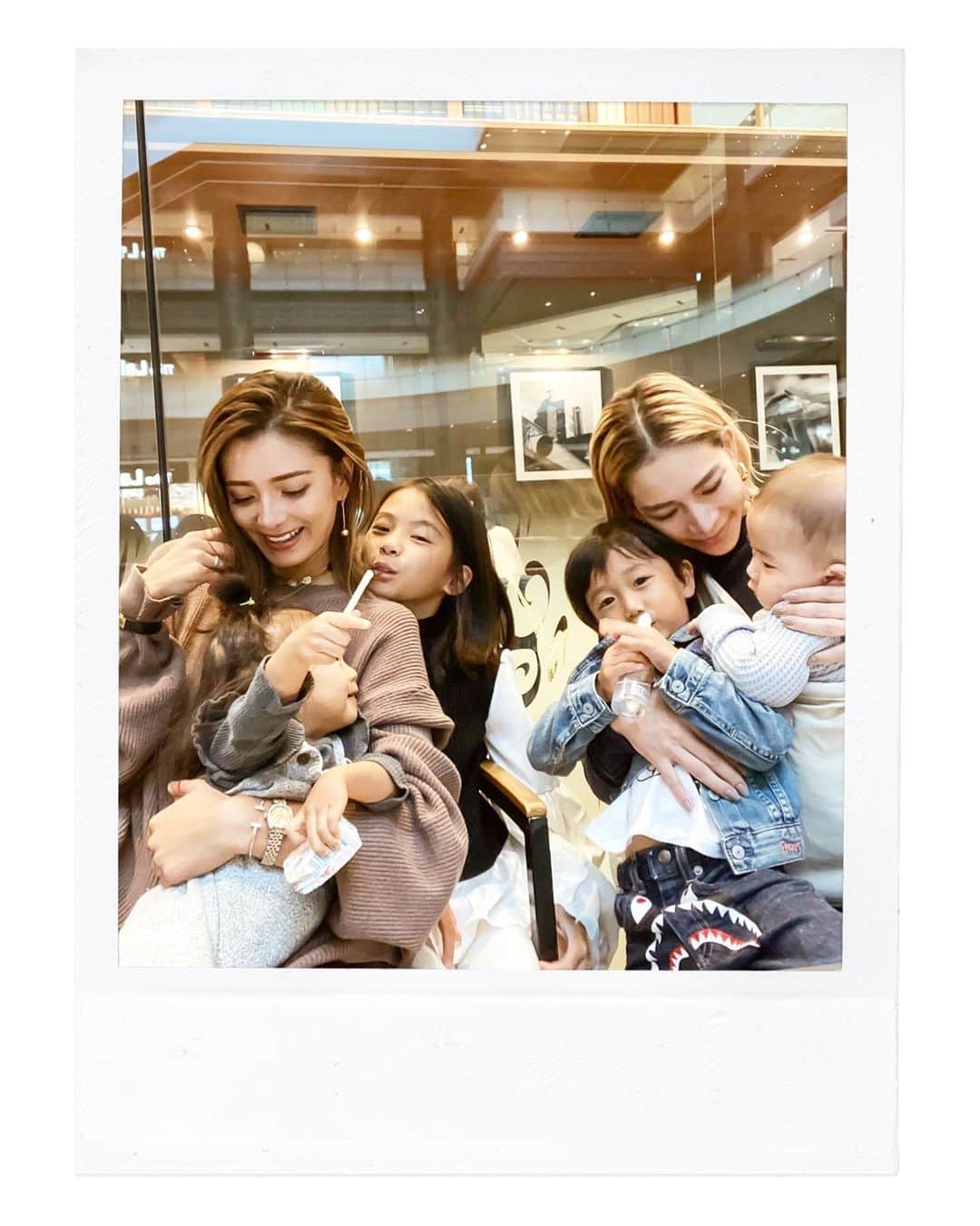 谷口紗耶香のインスタグラム：「楽しいlunch✨　@suzukatochimoto  美しい〜♡ 最初会った時は　mama会できるなんて思ってもみなかったよぉ✨ ・  #instagood#instaootd#ootd#trend#model#japanesemodel#kawaii#girl#mama#instafashion#拍照#可爱#今天的衣服#时尚#패션#귀엽다#일본인#촬영#ママリ#ママコーデ#フォローミー#かわいい#igers#likeforlike#followme#styleinspo#instastyle#ママ会」