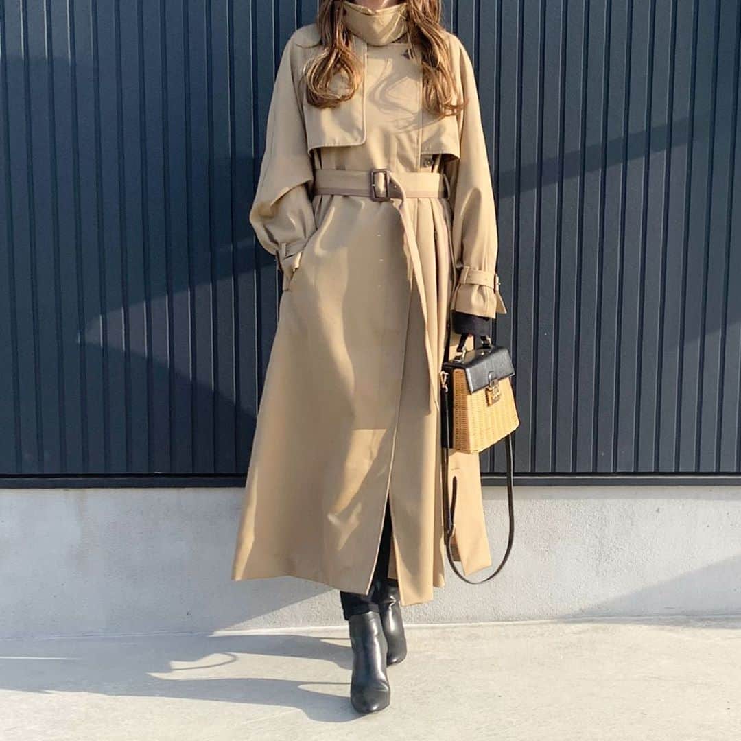 ryuu79hinaのインスタグラム：「あめりふく🤍 ・ ・ AMERIのデザイナーさんが長年着用して貰いたい思いでこだわりにこだわって作られた本格トレンチコート🧥 生地からオリジナルで作った国内生地、国内縫製！ たっぷりなフレアとロング丈、サイドのデザインなんてAMERIらしい❤️ ・ ・ もぅ何が言いたいかって言うと好きがすぎる😘❤️ ・ ・ スワイプして見てね☞☞♡ ・ ・ ━━━━━━━━━━━━━━━ #amerivintage#ameri#mineby3mootd#ロカリ#instagood#コーデ記録#大人服#大人スタイル#大人コーデ#大人カジュアル#ママコーデ#秋服#秋服コーデ#トレンチコート#ママコーデ#シンプルコーデ#コーデ#ファッション#좋아요#좋아요환영#인스타그램#일상#일상스타그램#데일리그램#코디#코디스타그램#좋아요#좋아요환영#인스타그램#일상」