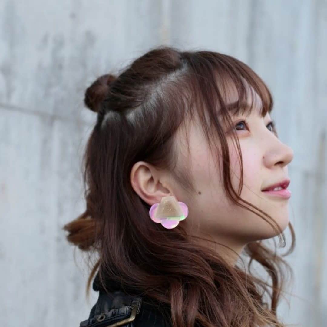 タピエスタイルさんのインスタグラム写真 - (タピエスタイルInstagram)「#アクセサリーと暮らしの芸術展 から 出展作品が見られます！  10/28~ルクアイーレステージ初出店の aremo koremo(あれもこれも）です。  パーツは天然石から型どりから 一点一点手作りで作成しています。 ほとんどが一点物となります。 お客様とアクセサリーに素敵な出会いがありますように。  アート＆アクセサリーショップ「タピエスタイル」が 2週間限定でLUCUA1100 4Fのザ・ステージに登場。 沢山の新作アクセサリーや雑貨をご覧いただける機会となります。 ゆったりとした空間をご用意してお待ちしております。  アクセサリーと暮らしの芸術展 会期：2020年10月28日（水）～11月10日（火） 時間：10:30〜20:30 場所：大阪 LUCUA1100 4F イセタンクローゼット ザ・ステージ (同フロアにタピエスタイル直営店がございますが、エスカレーター正面の別の会場になります) アクセス　https://www.lucua.jp/access/ JR「大阪駅」中央口から徒歩約1分/大阪メトロ御堂筋線「梅田駅」北改札口から徒歩約2分  #tapiestyle #タピエスタイル  #handmadeaccessory  #ハンドメイドアクセサリー  #handmadepierce #handmadeearrings  #fallwinter2020  #fashion #fashionstyle  #lucua1100 #ルクアイーレ  #isetancloset #イセタンクローゼット」10月22日 15時32分 - tapiestyle