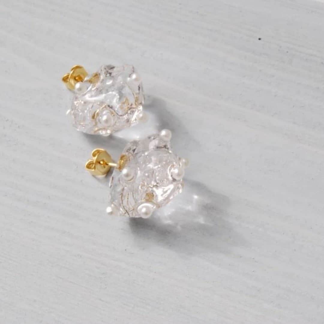 タピエスタイルさんのインスタグラム写真 - (タピエスタイルInstagram)「#アクセサリーと暮らしの芸術展 から 出展作品が見られます！  10/28~ルクアイーレステージ初出店の aremo koremo(あれもこれも）です。  パーツは天然石から型どりから 一点一点手作りで作成しています。 ほとんどが一点物となります。 お客様とアクセサリーに素敵な出会いがありますように。  アート＆アクセサリーショップ「タピエスタイル」が 2週間限定でLUCUA1100 4Fのザ・ステージに登場。 沢山の新作アクセサリーや雑貨をご覧いただける機会となります。 ゆったりとした空間をご用意してお待ちしております。  アクセサリーと暮らしの芸術展 会期：2020年10月28日（水）～11月10日（火） 時間：10:30〜20:30 場所：大阪 LUCUA1100 4F イセタンクローゼット ザ・ステージ (同フロアにタピエスタイル直営店がございますが、エスカレーター正面の別の会場になります) アクセス　https://www.lucua.jp/access/ JR「大阪駅」中央口から徒歩約1分/大阪メトロ御堂筋線「梅田駅」北改札口から徒歩約2分  #tapiestyle #タピエスタイル  #handmadeaccessory  #ハンドメイドアクセサリー  #handmadepierce #handmadeearrings  #fallwinter2020  #fashion #fashionstyle  #lucua1100 #ルクアイーレ  #isetancloset #イセタンクローゼット」10月22日 15時32分 - tapiestyle