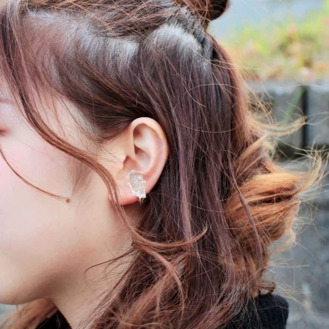 タピエスタイルさんのインスタグラム写真 - (タピエスタイルInstagram)「#アクセサリーと暮らしの芸術展 から 出展作品が見られます！  10/28~ルクアイーレステージ初出店の aremo koremo(あれもこれも）です。  パーツは天然石から型どりから 一点一点手作りで作成しています。 ほとんどが一点物となります。 お客様とアクセサリーに素敵な出会いがありますように。  アート＆アクセサリーショップ「タピエスタイル」が 2週間限定でLUCUA1100 4Fのザ・ステージに登場。 沢山の新作アクセサリーや雑貨をご覧いただける機会となります。 ゆったりとした空間をご用意してお待ちしております。  アクセサリーと暮らしの芸術展 会期：2020年10月28日（水）～11月10日（火） 時間：10:30〜20:30 場所：大阪 LUCUA1100 4F イセタンクローゼット ザ・ステージ (同フロアにタピエスタイル直営店がございますが、エスカレーター正面の別の会場になります) アクセス　https://www.lucua.jp/access/ JR「大阪駅」中央口から徒歩約1分/大阪メトロ御堂筋線「梅田駅」北改札口から徒歩約2分  #tapiestyle #タピエスタイル  #handmadeaccessory  #ハンドメイドアクセサリー  #handmadepierce #handmadeearrings  #fallwinter2020  #fashion #fashionstyle  #lucua1100 #ルクアイーレ  #isetancloset #イセタンクローゼット」10月22日 15時32分 - tapiestyle