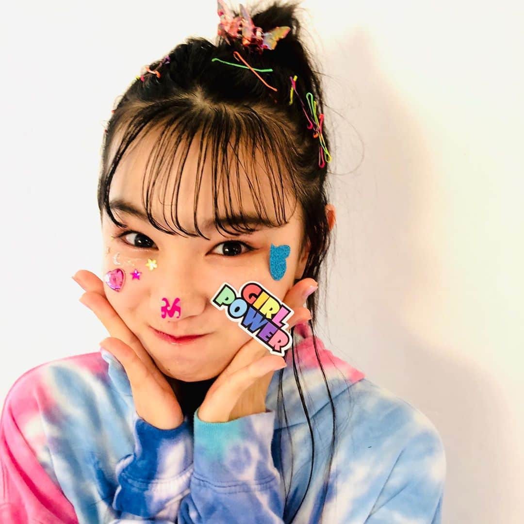 ニコ☆プチのインスタグラム：「🌟🎄🥰💓🌈 . . ／ 😆本日、ニコ☆プチ12月号発売日で〜す‼︎📢 ＼ . . 読むともんちゃんみたいに みんなニコニコになること間違いなしっ☺︎💘 たくさん楽しんでね🥰🥰 写真はプチモプライベートのオフショより‼︎📸🎟 . . #森﨑美月」