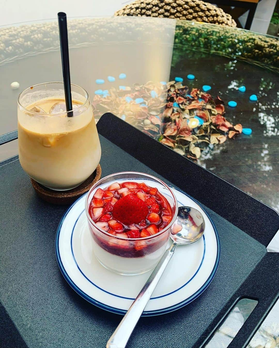 YURIさんのインスタグラム写真 - (YURIInstagram)「ストロベリーパンナコッタ🍓#strawberry #pannacotta #hazelnut #latte」10月22日 15時36分 - divafreshyuri