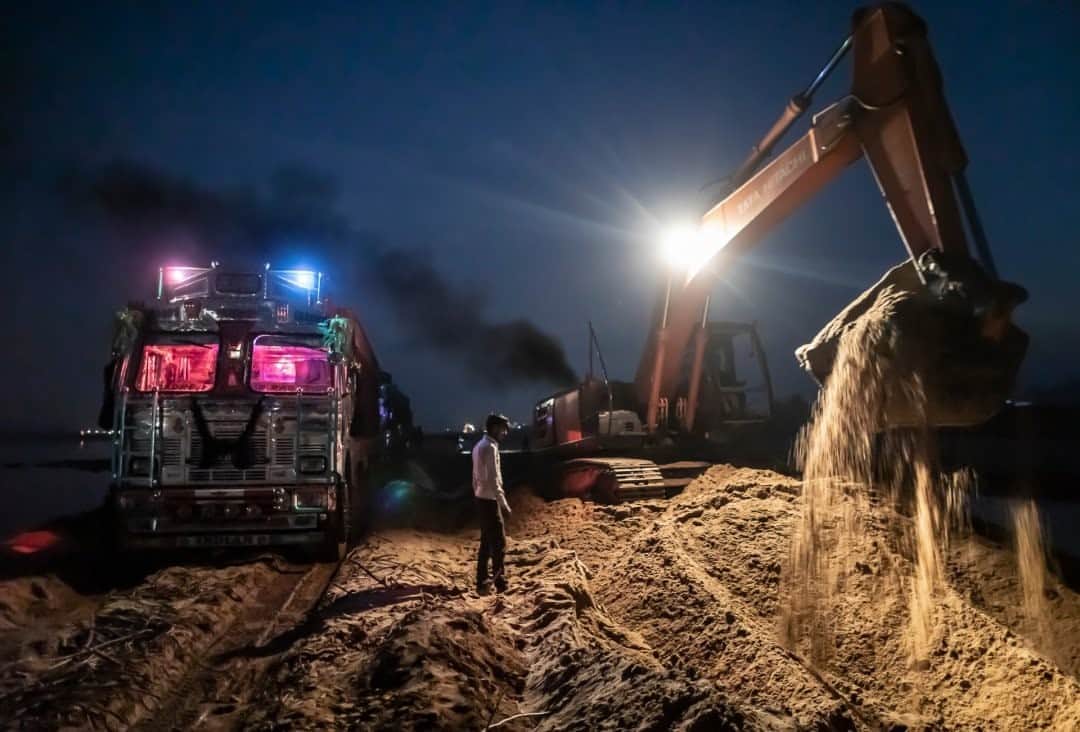 のインスタグラム：「Photo by @johnstanmeyer / Heavy machinery is used to scoop sand from the Son riverbed in Bihar. Although this operation may be legal, sand mining is often done illegally under cover of darkness. Sand supplies India’s booming construction industry, but excessive mining disrupts rivers and destroys habitats of endangered species such as river dolphins and crocodile-like gharials. The image is from my latest story in @natgeo magazine, "Water Everywhere, and Nowhere," in the August issue, now on newsstands worldwide. @outofedenwalk #walkingindia #edenwalk #india #son #sonriver  Check out Nat Geo's link in bio for more on this story.」