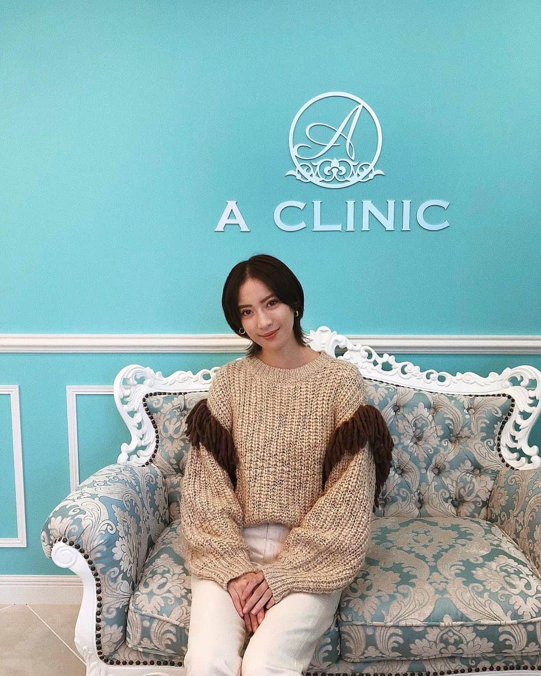 ソンイさんのインスタグラム写真 - (ソンイInstagram)「きょうちゃんとカフェランチした日🍝☕️ 息子はかぼちゃスープとパン🥖を気に入ってた👦🏻 ﻿ 撮ってもらった写真見て思ったのが肌の調子良いとやっぱ盛れるなぁって🤣👌🏻  先日やってもらったシャネル注射の効果をさっそく実感👌🏻 半年前にもやってすごく良かったからまた #aclinic でリピートしてきたんだ🥰 潤いはもちろん、肌にハリが出てたるみが改善されるのが31歳の肌悩みを改善してくれるの🙏🏻 私は痛みもなかった✨ クリニック院内がすごく綺麗でオシャレだし、カウンセリングも丁寧☺️ 前回と同じ @dr.komatsu_rui ドクターにお願いしました✨次はハイフお願いしたいなぁ🧖🏻‍♀️  #シャネル注射 #水光注射 #フィロルガ  #aclinic横浜 #aclinic銀座 #aクリニック  #エークリニック #ツヤ肌 #美容外科 #小松塁」10月22日 15時41分 - sunwei1013