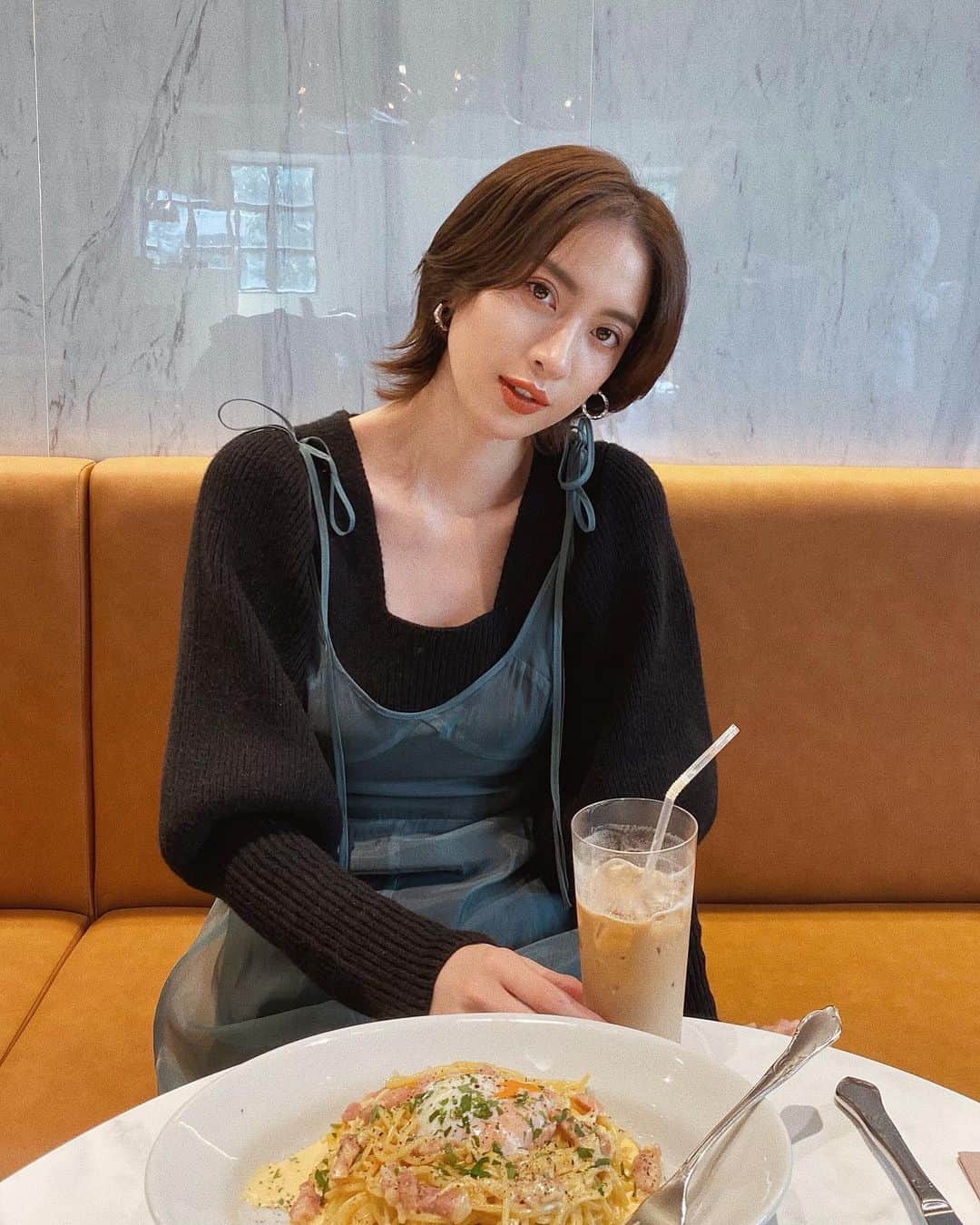 ソンイのインスタグラム：「きょうちゃんとカフェランチした日🍝☕️ 息子はかぼちゃスープとパン🥖を気に入ってた👦🏻 ﻿ 撮ってもらった写真見て思ったのが肌の調子良いとやっぱ盛れるなぁって🤣👌🏻  先日やってもらったシャネル注射の効果をさっそく実感👌🏻 半年前にもやってすごく良かったからまた #aclinic でリピートしてきたんだ🥰 潤いはもちろん、肌にハリが出てたるみが改善されるのが31歳の肌悩みを改善してくれるの🙏🏻 私は痛みもなかった✨ クリニック院内がすごく綺麗でオシャレだし、カウンセリングも丁寧☺️ 前回と同じ @dr.komatsu_rui ドクターにお願いしました✨次はハイフお願いしたいなぁ🧖🏻‍♀️  #シャネル注射 #水光注射 #フィロルガ  #aclinic横浜 #aclinic銀座 #aクリニック  #エークリニック #ツヤ肌 #美容外科 #小松塁」