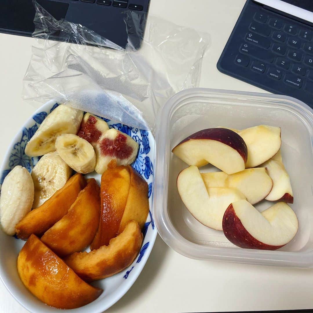 久保ミツロウさんのインスタグラム写真 - (久保ミツロウInstagram)「フルーツもモンブランも半分残して明日食べます。」10月22日 15時53分 - kubomitsurou