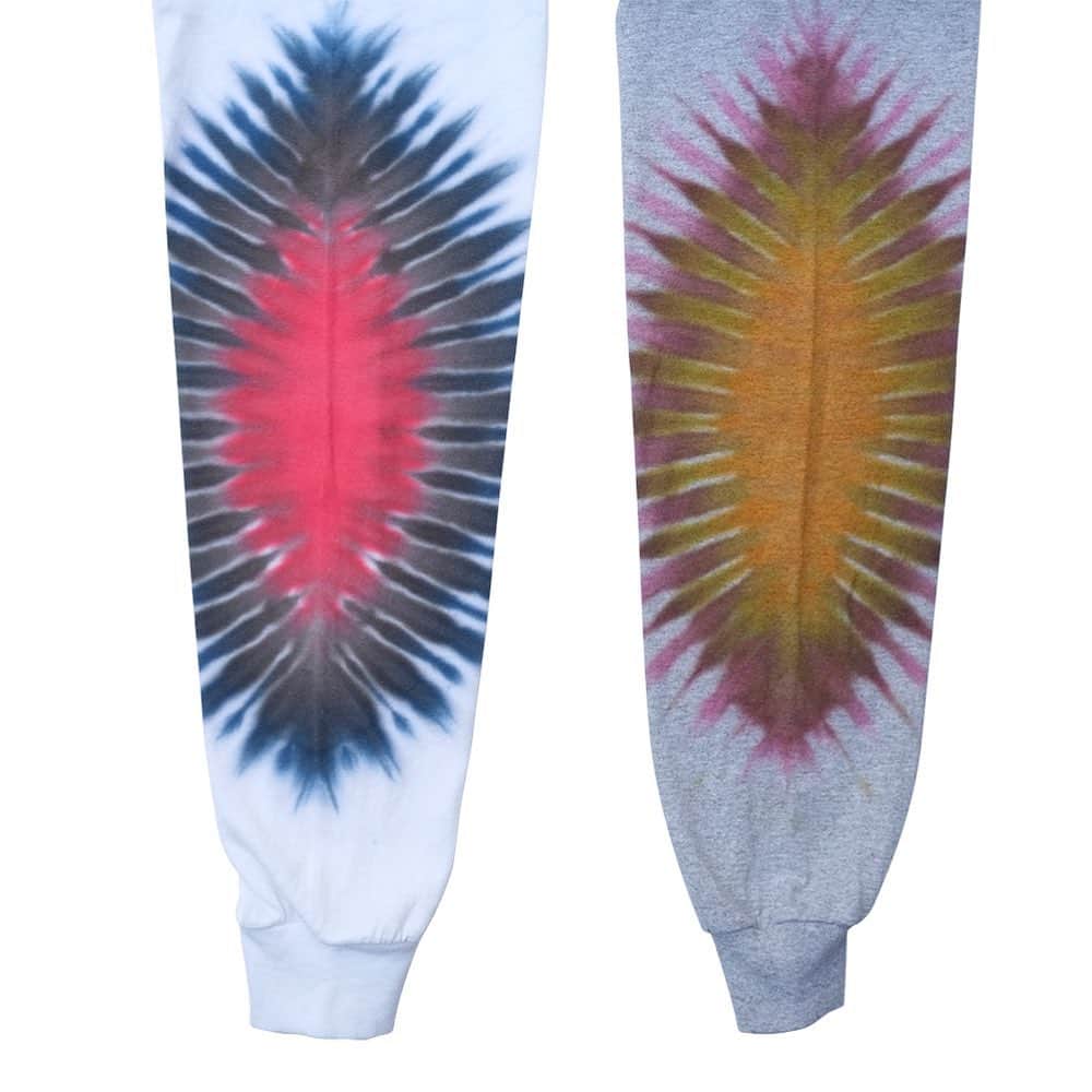KIKSTYOさんのインスタグラム写真 - (KIKSTYOInstagram)「. NEW ARRIVAL!!! 2020 SUMMERで好評だった、TIEDYE LOCKER TEEのL/S TEEバージョンを作成。 今期は、フロントにLOCKER刺繍、袖にはCIRCLE型のオリジナルタイダイ柄が入ります。 JAVARA MADE。 注）手作業で染めているので、１枚１枚風合い、柄の出方が異なります。 #kikstyo #tiedye #javara」10月22日 15時48分 - kikstyo