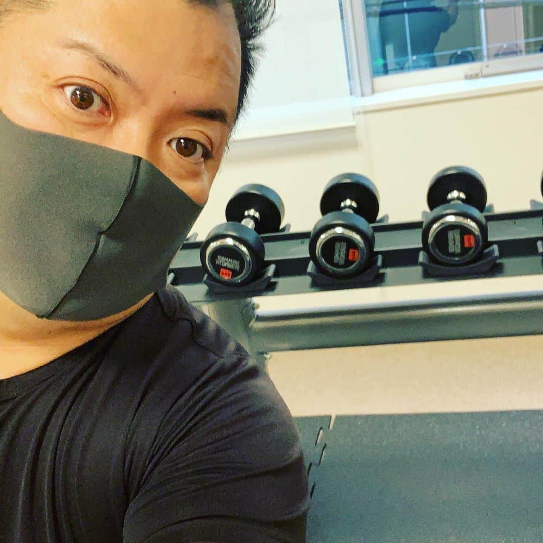 小杉竜一（ブラマヨ）さんのインスタグラム写真 - (小杉竜一（ブラマヨ）Instagram)「ランニングは明日にしたから筋トレするしんねー‼️ #ホテルのジム  #そんな自分がイケてるような錯覚」10月22日 16時01分 - kosugilive