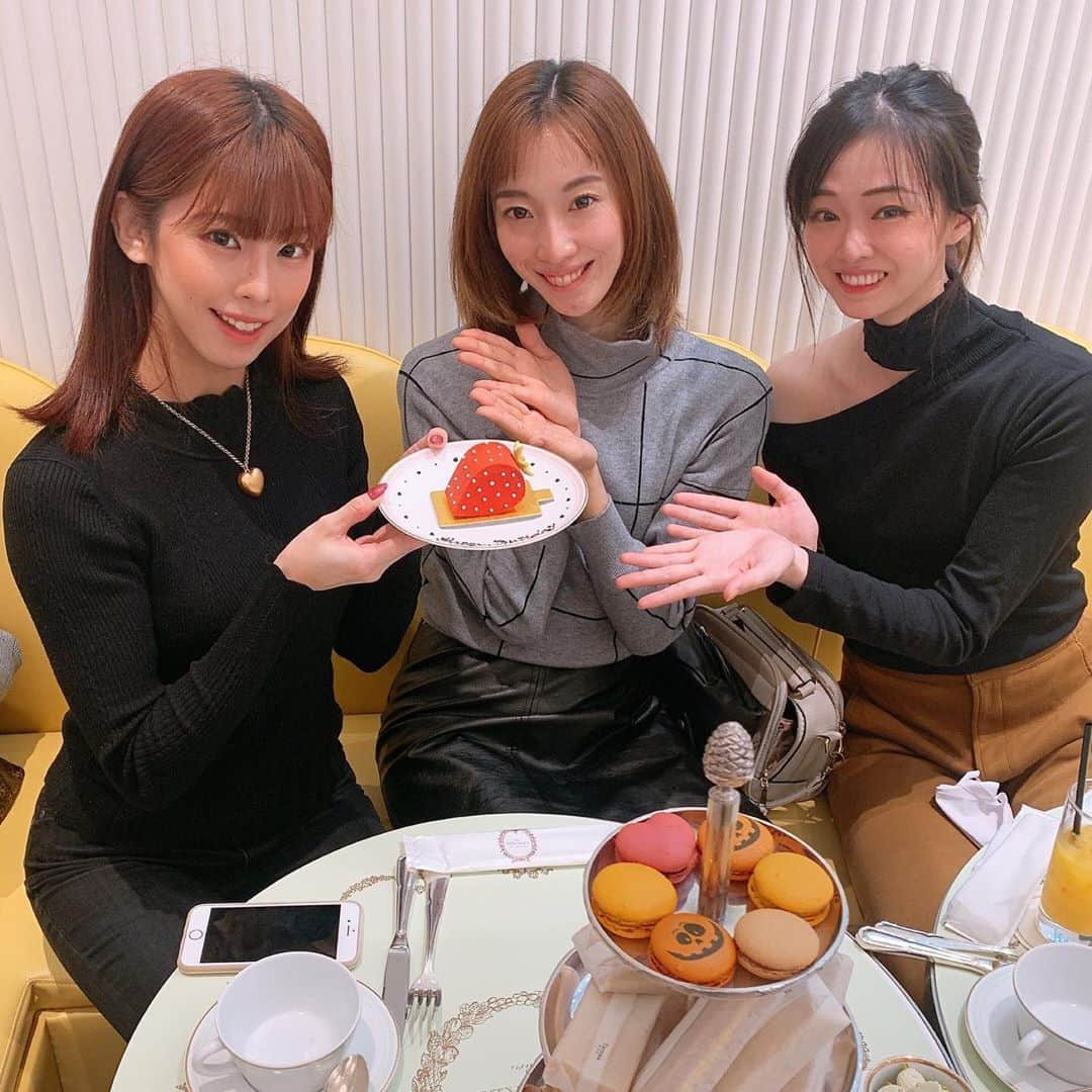 桜花りなさんのインスタグラム写真 - (桜花りなInstagram)「＊ ずっと食べてみたかった 苺のムースケーキ🍓♡ ハロウィン🎃×誕生日🎂で 嬉しさmaxだった〜🥺💗✨ 予約してくれてありがとう\( ¨̮ )/♡ ・ ・ #ラデュレ #青山カフェ　#誕生日 #表参道カフェ　#マカロン　#苺 #宝塚　#同期　#ありがとう」10月22日 15時55分 - xxyuricornxx