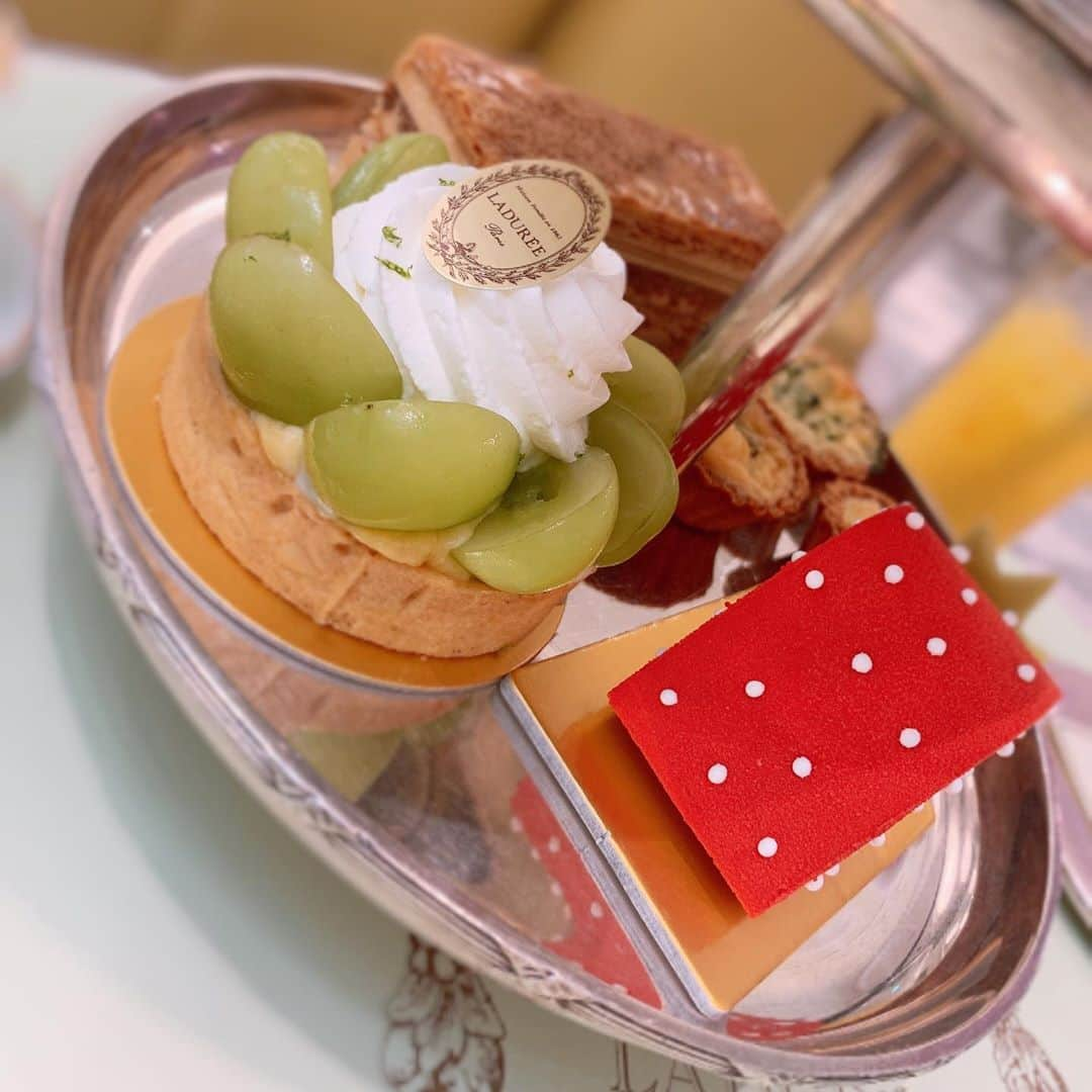 桜花りなさんのインスタグラム写真 - (桜花りなInstagram)「＊ ずっと食べてみたかった 苺のムースケーキ🍓♡ ハロウィン🎃×誕生日🎂で 嬉しさmaxだった〜🥺💗✨ 予約してくれてありがとう\( ¨̮ )/♡ ・ ・ #ラデュレ #青山カフェ　#誕生日 #表参道カフェ　#マカロン　#苺 #宝塚　#同期　#ありがとう」10月22日 15時55分 - xxyuricornxx